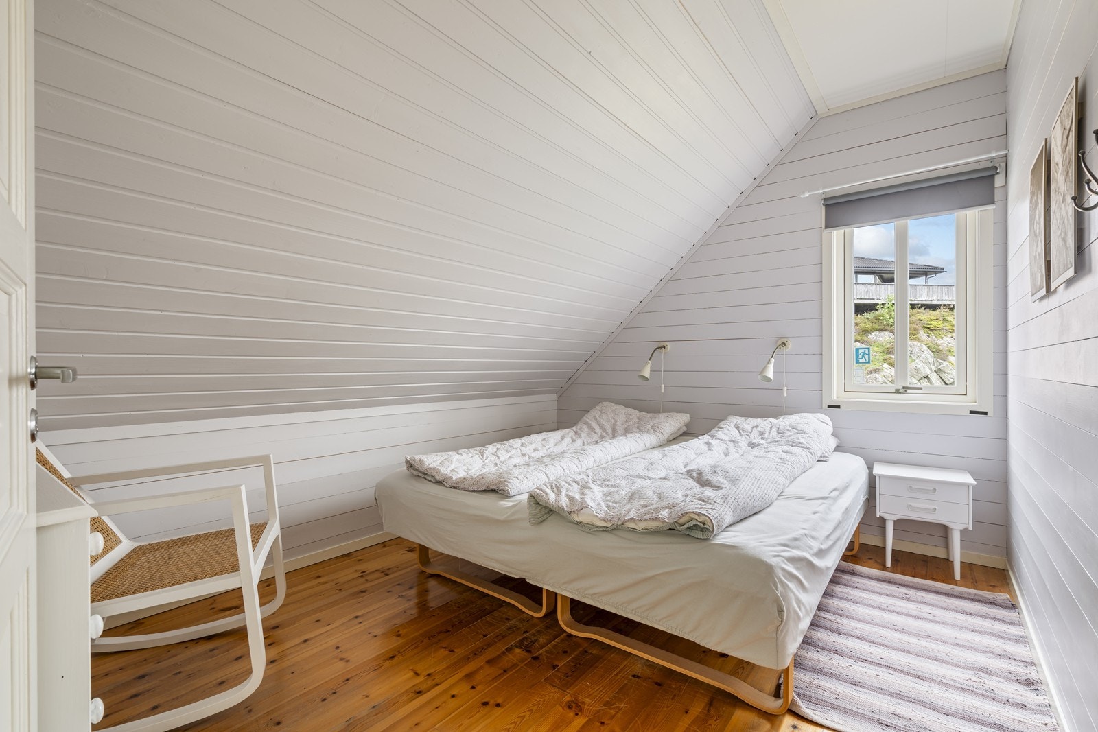 3 delikate soverom. Malt panel på vegger, og furugulv. Galleribilde