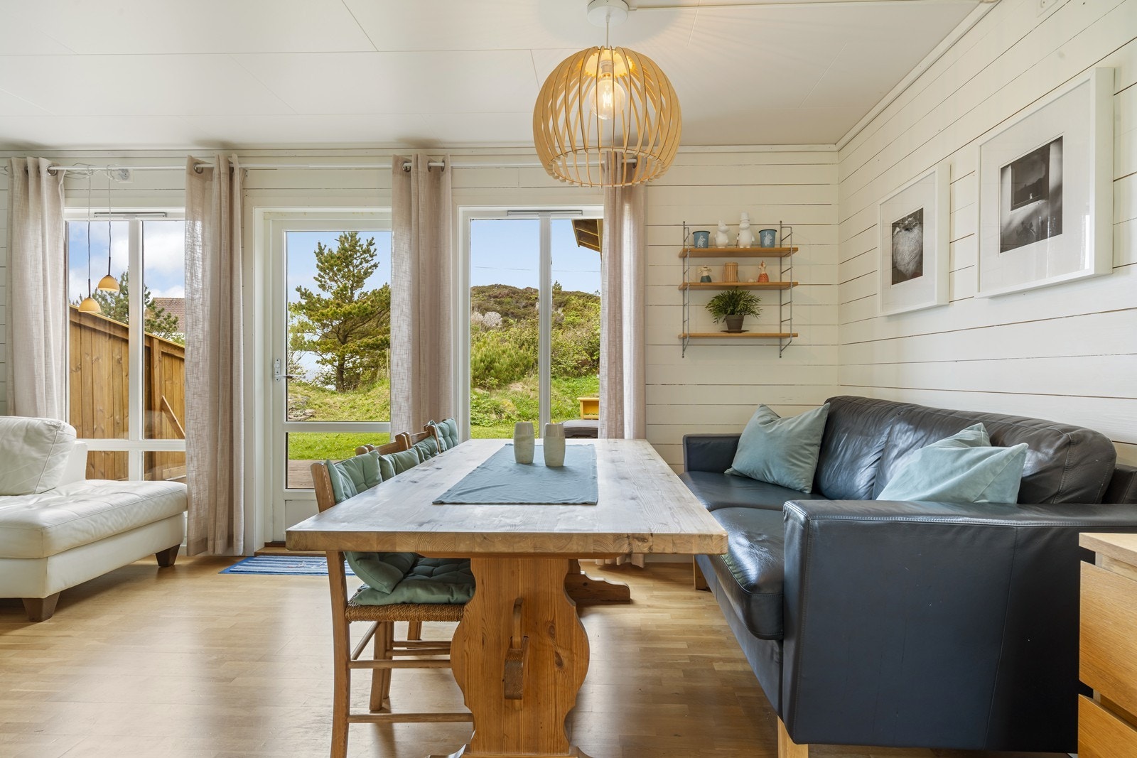 Lys og trivelig stue og kjøkken, med plass for både spisestue og sittegruppe. Videre adkomst til terrassen og videre til hagen. Galleribilde