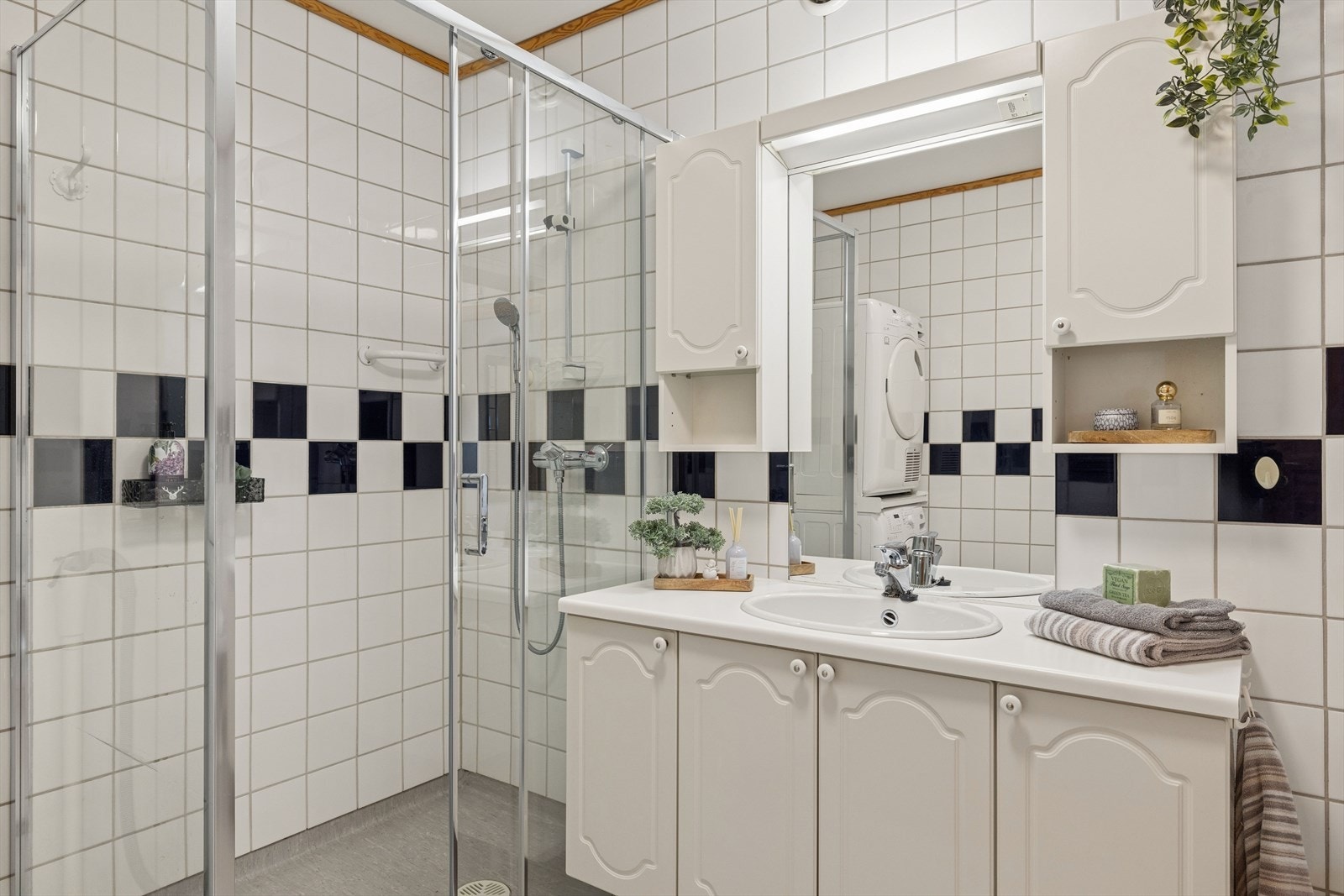 Badet er innredet med fliser på veggene og vinylbelegg på gulvet. Galleribilde