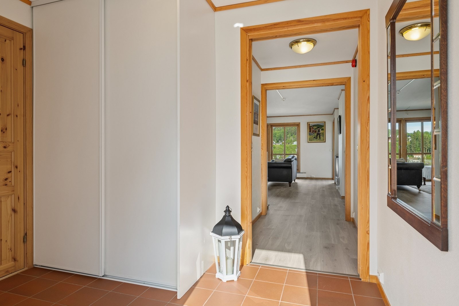Entréen fremstår som funksjonell og godt utnyttet, med skyvedørsgarderobe og rikelig plass til yttertøy og sko. Galleribilde