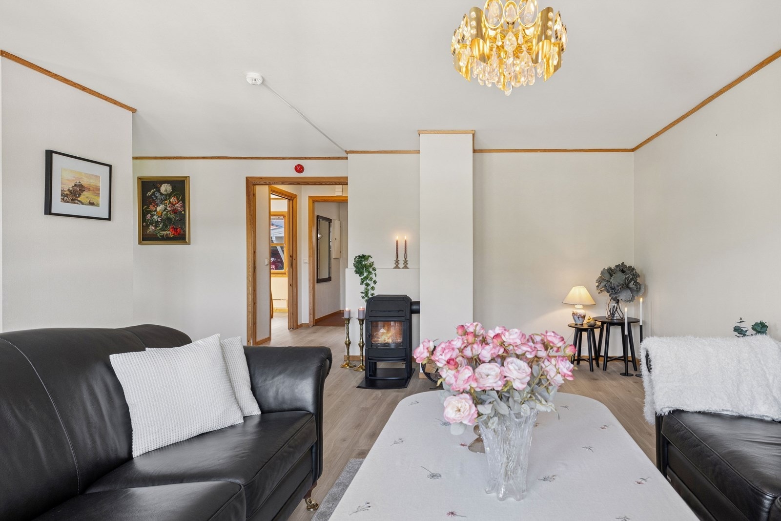Stuen har god plass til sofagruppe og øvrig møblement. Galleribilde