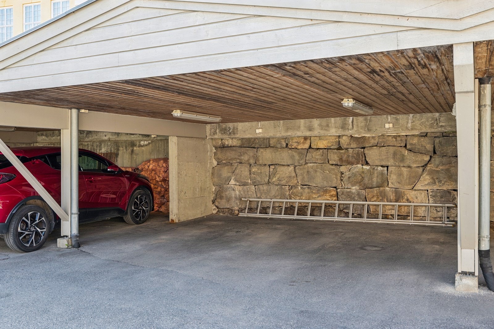Carport gir enkel og skjermet parkering i hverdagen. Det er opplyst at det er klargjort for montering av elbillader i carport. Galleribilde
