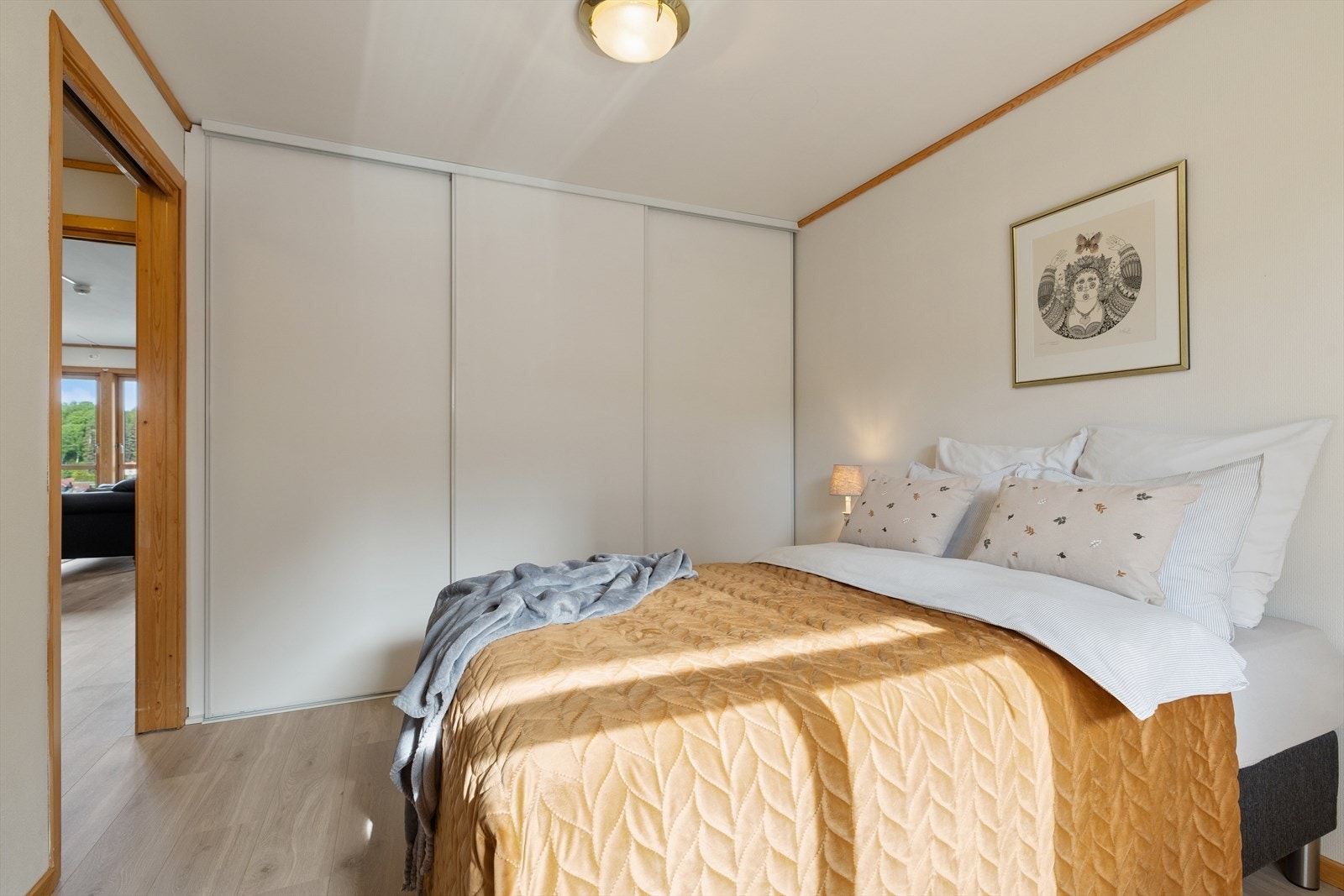 Soverommet har en praktisk skyvedørsgarderobe som gir god plass til oppbevaring. Galleribilde