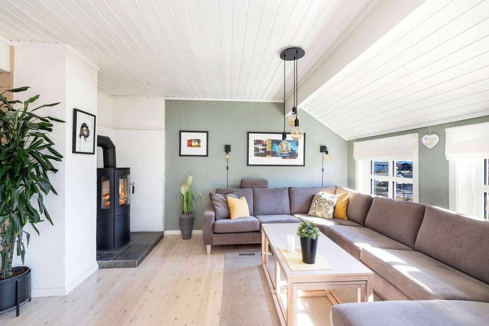 Stue med god plass til sofagruppe Galleribilde