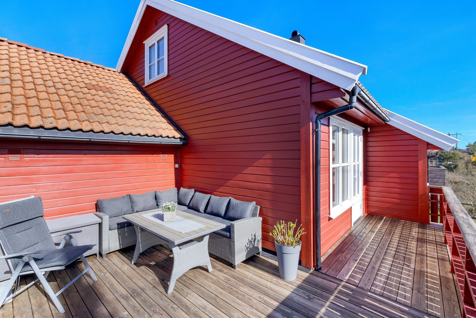 Solrik uteområde med god plass til utemøbler Galleribilde