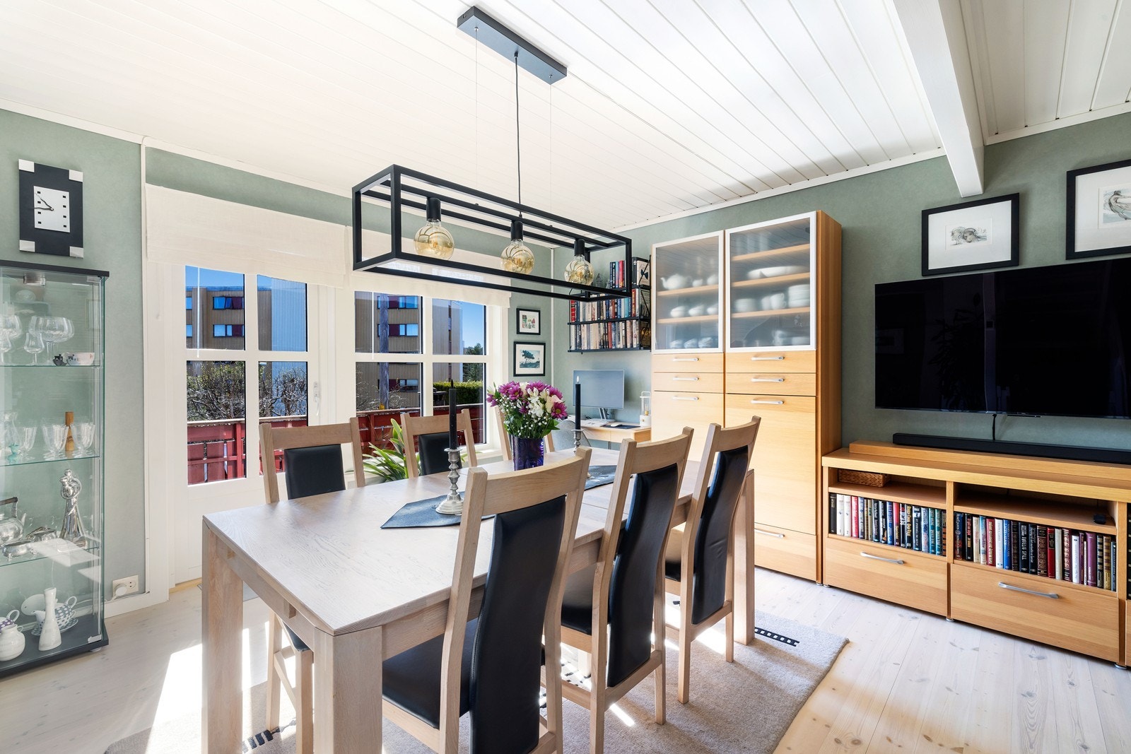 Fra stue er det utgang til solrik terrasse/hage med hagestue Galleribilde