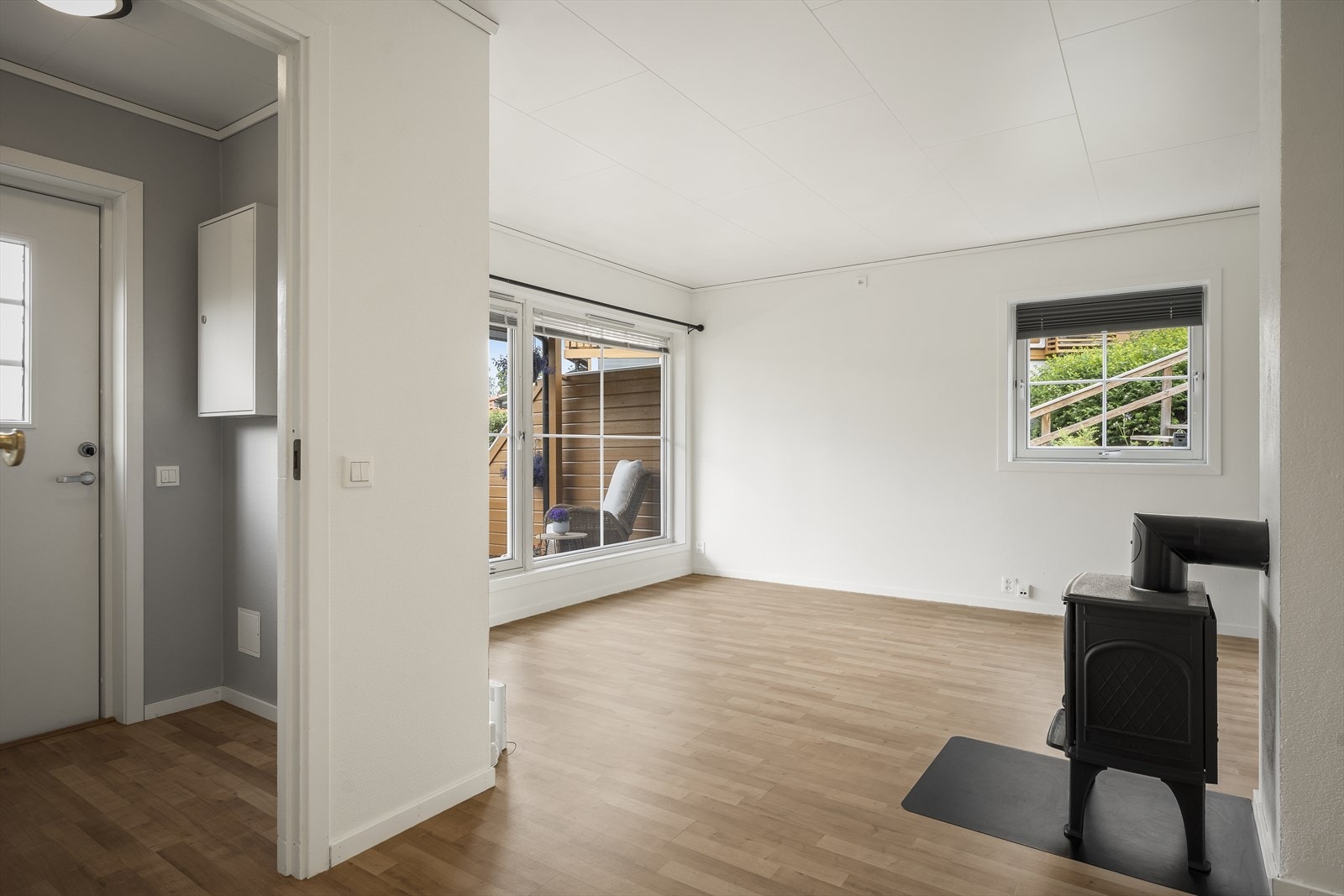 Stue med gode vindusflater Galleribilde