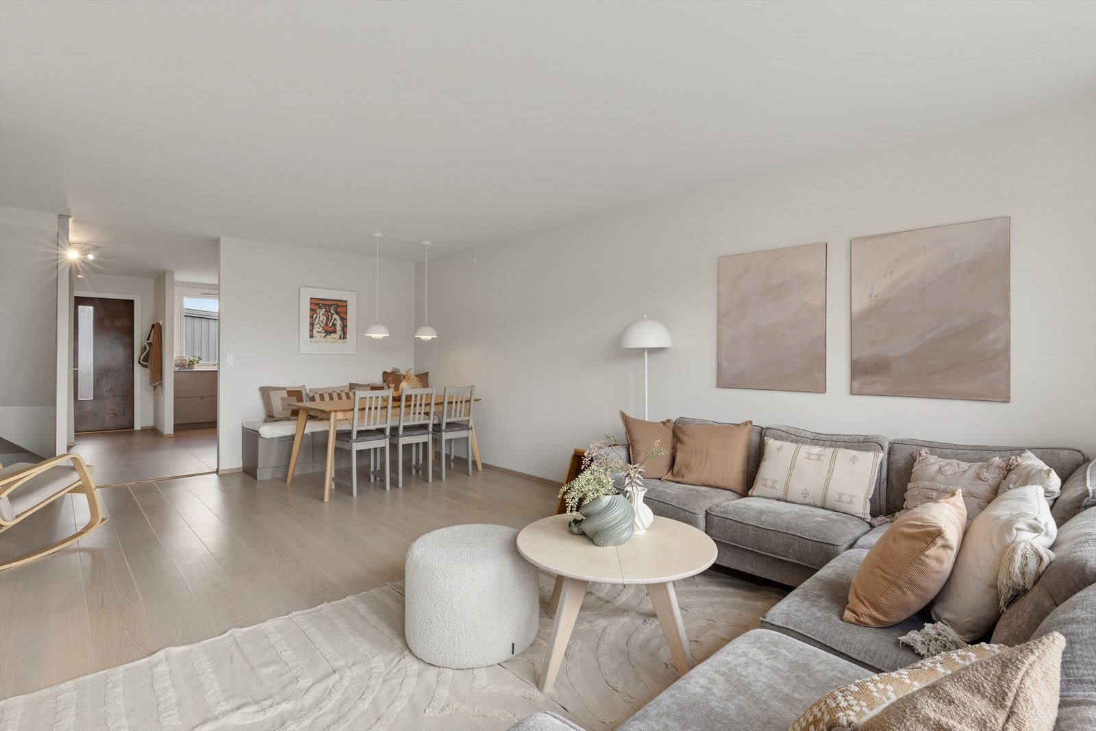 Stuen har plass til flere møbleringsmuligheter for å skape den stuen du selv ønsker. Galleribilde