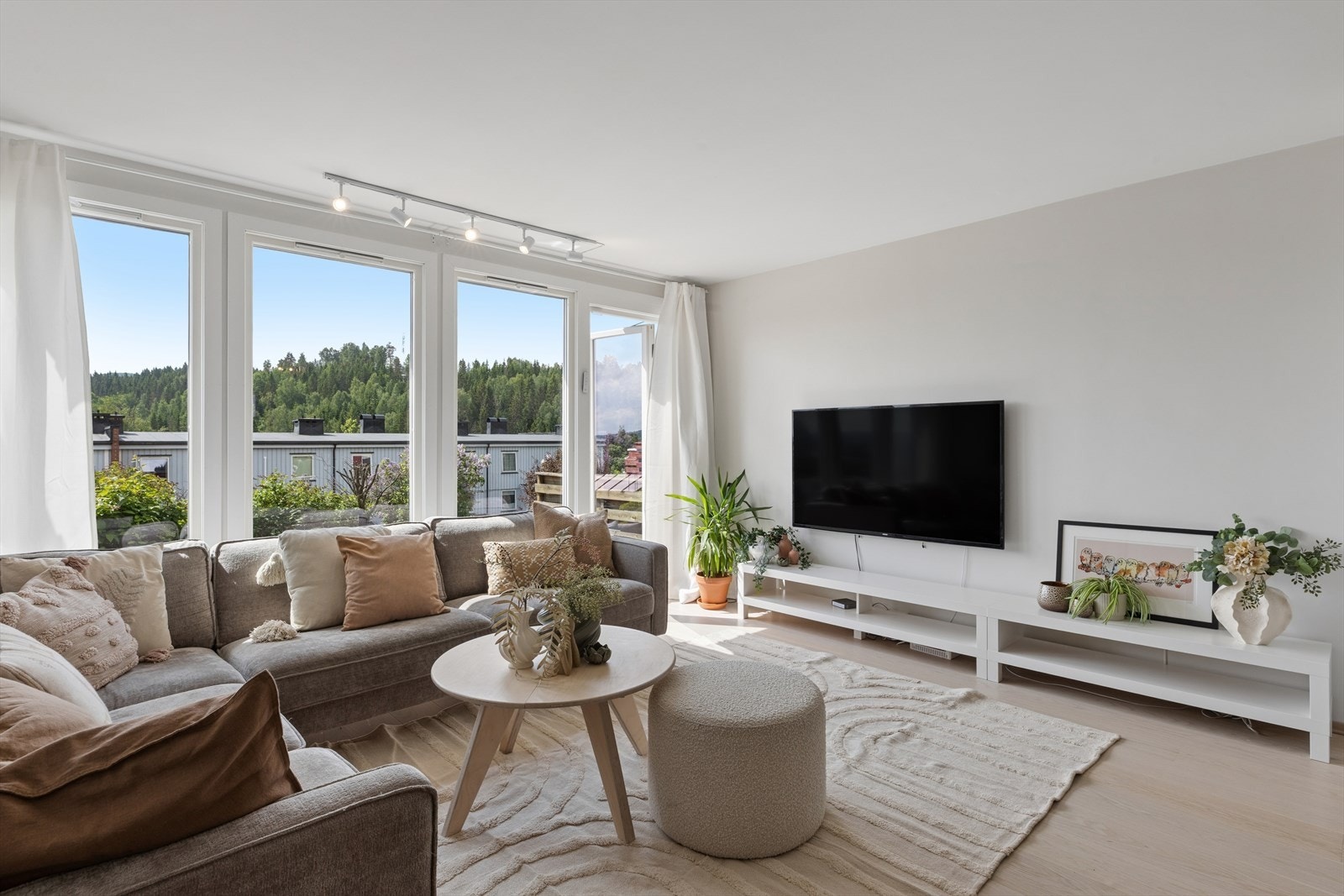 Store vindusflater og balkongdør gir rikelig med lys og åpner opp mot uteområdet. Galleribilde