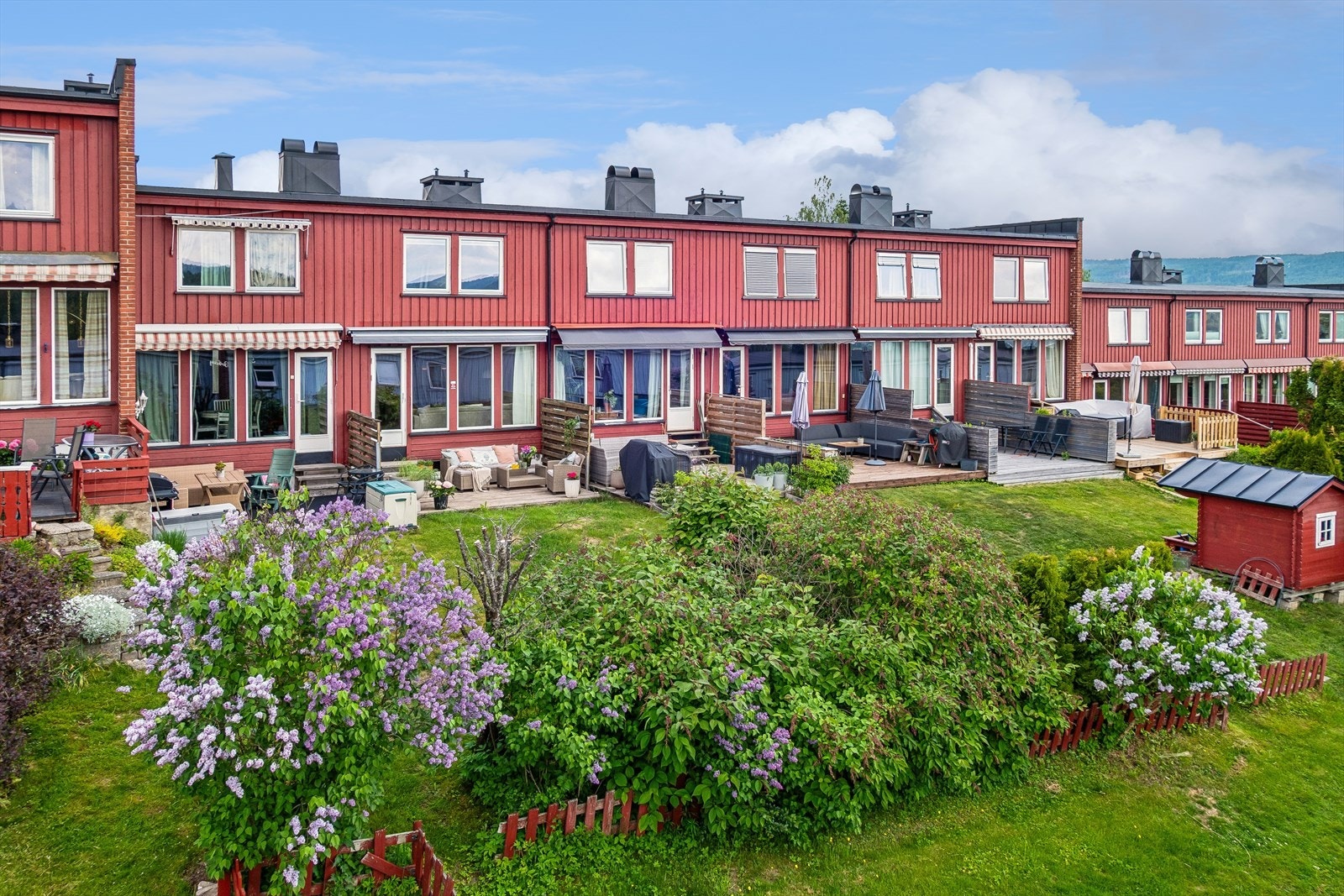 Boligen har et trivelig og skjermet uteområde med egen hage og en romslig terrasse som er perfekt for både avslapning og sosiale sammenkomster. Galleribilde