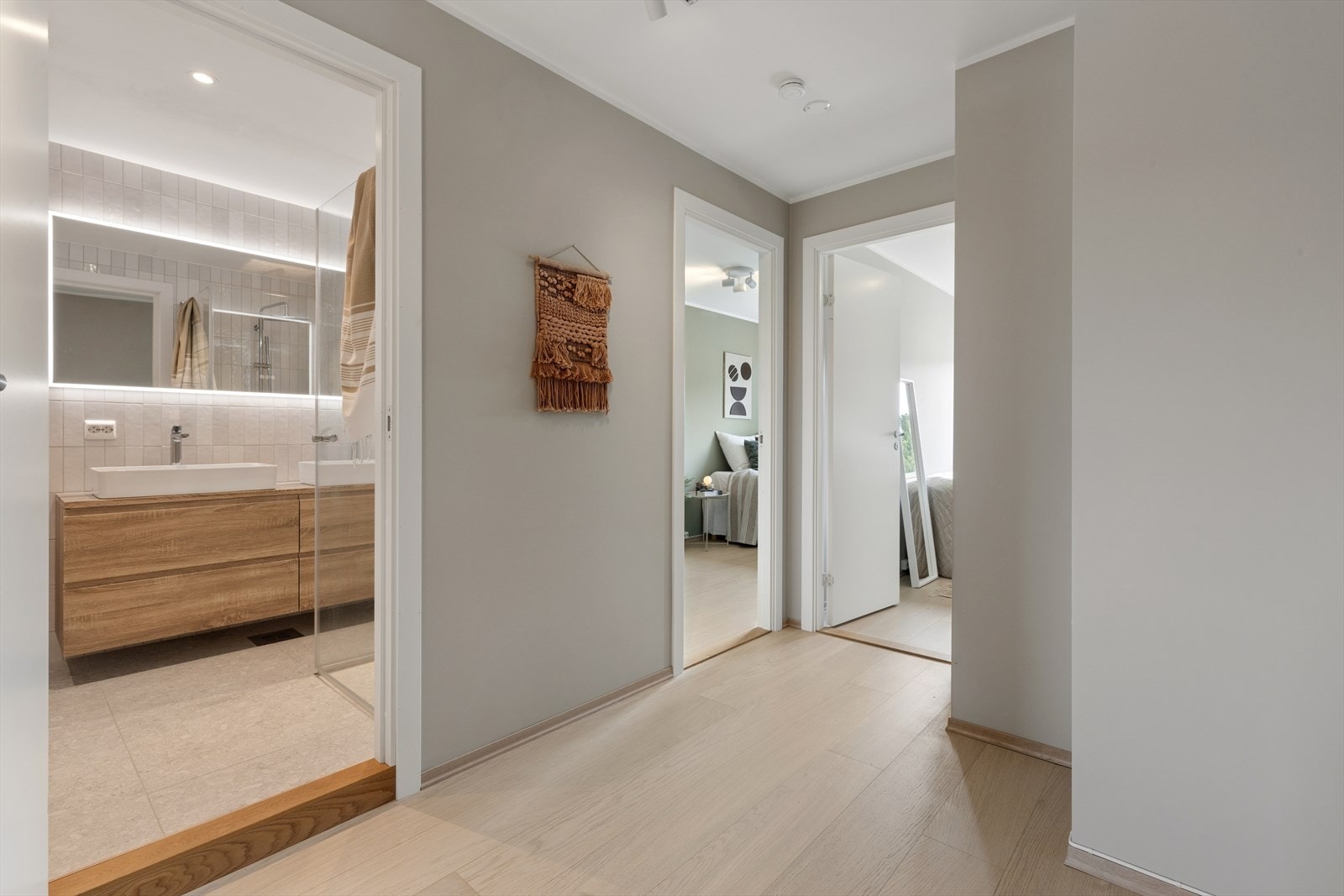 Gangen i andre etasje gir adkomst til tre soverom og badet. Galleribilde