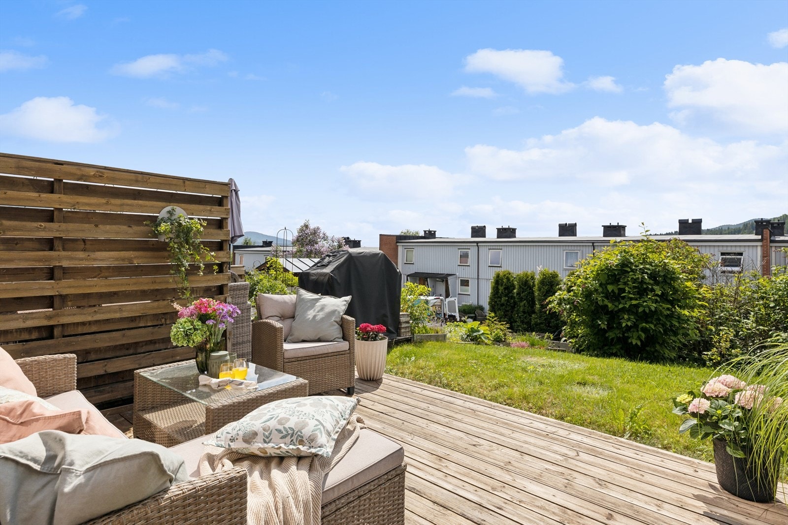 Terrassen fungerer som en forlengelse av stuen på varme sommerdager. Galleribilde