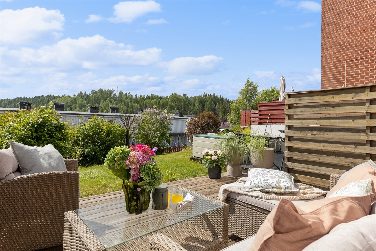 Fra stuen er det utgang til en 16 m² stor markterrasse hvor sommeren kan nytes. Galleribilde