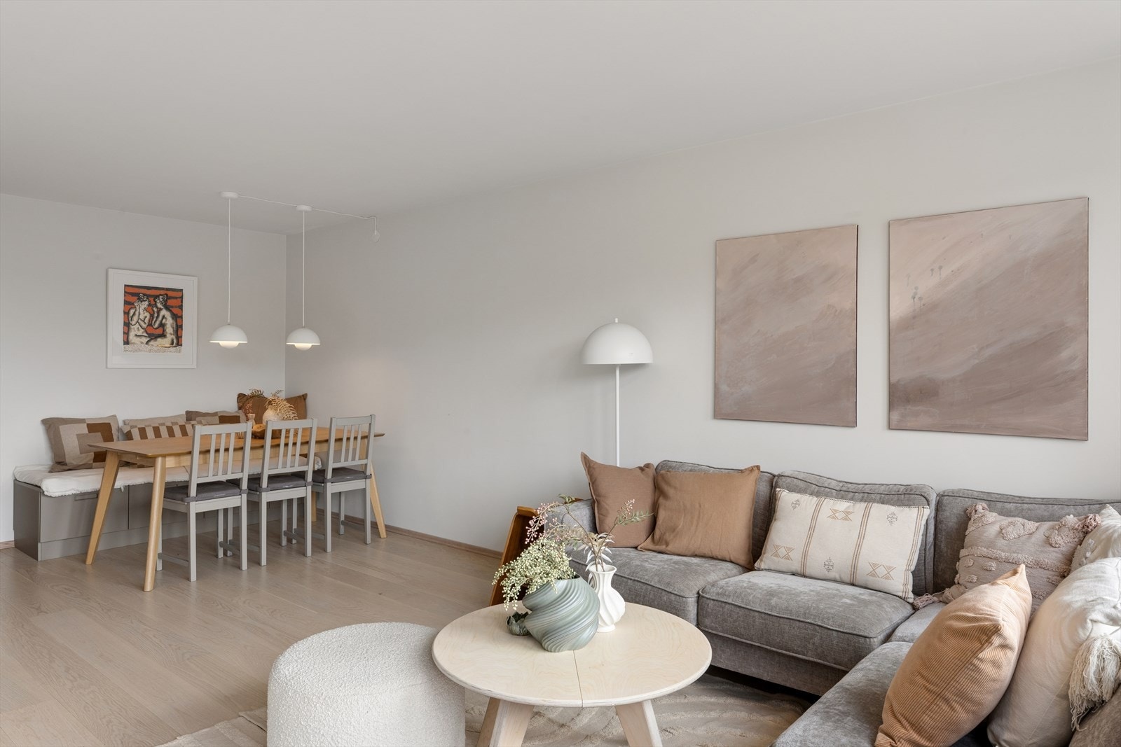 Stuen har nylig lagt gulv og nymalte vegger, som resten av boligen. Galleribilde