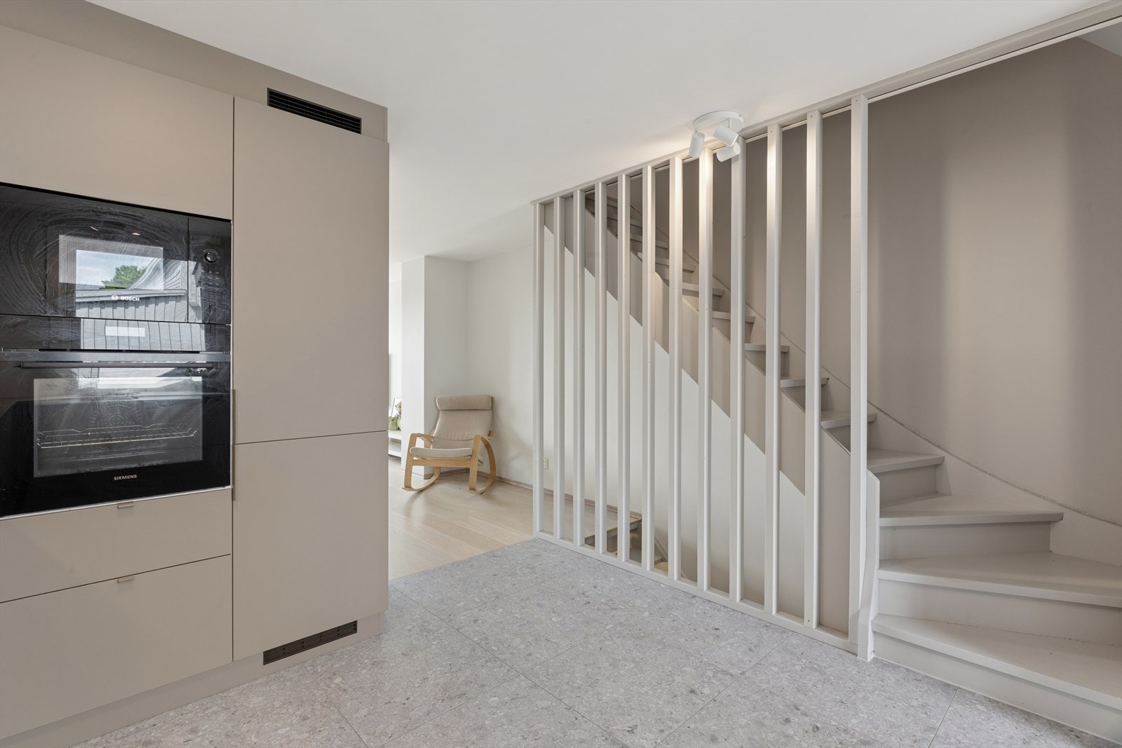 Den malte tretrappen binder etasjene fint sammen. Galleribilde