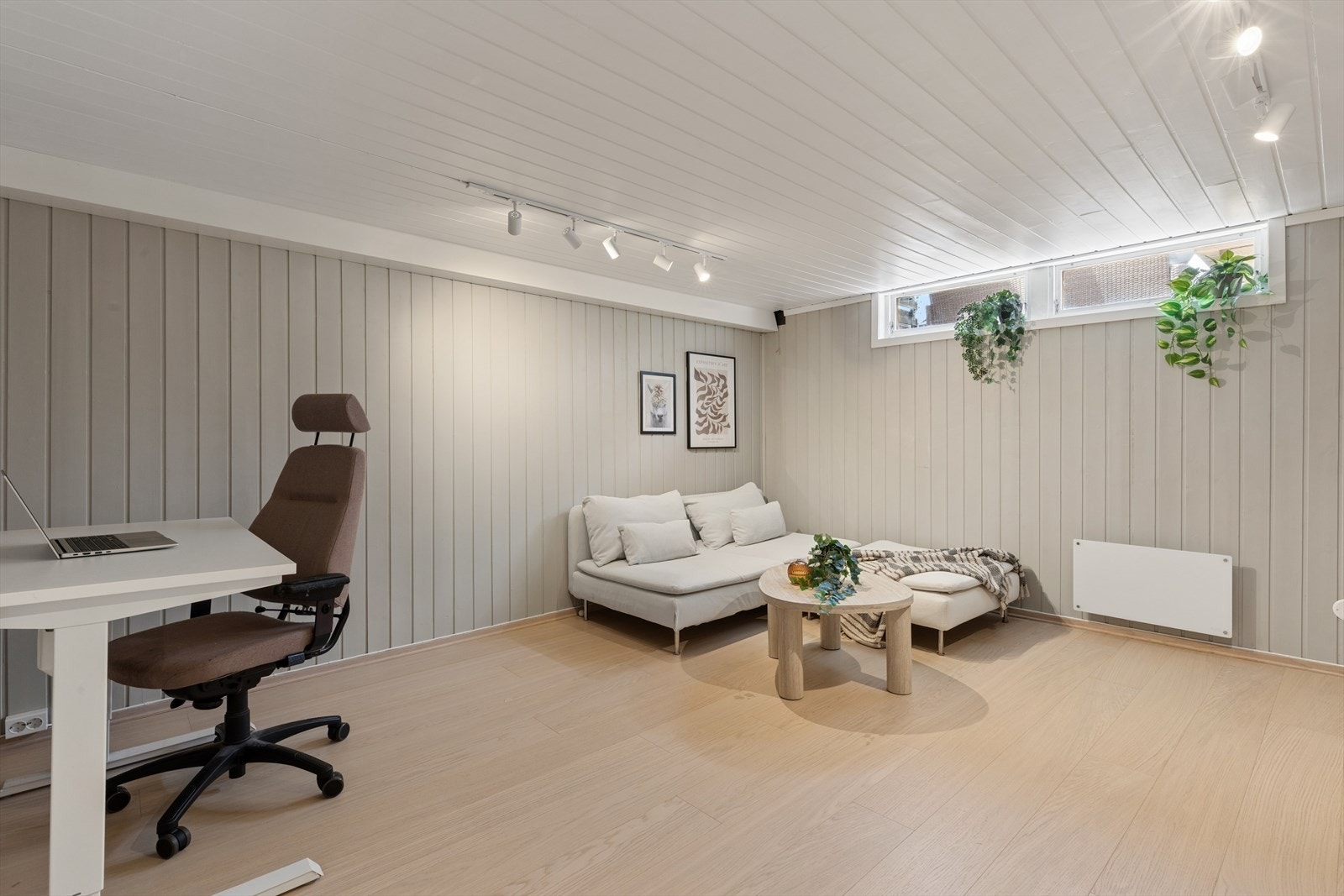 Rommet har laminatgulv og panel på veggene. Galleribilde
