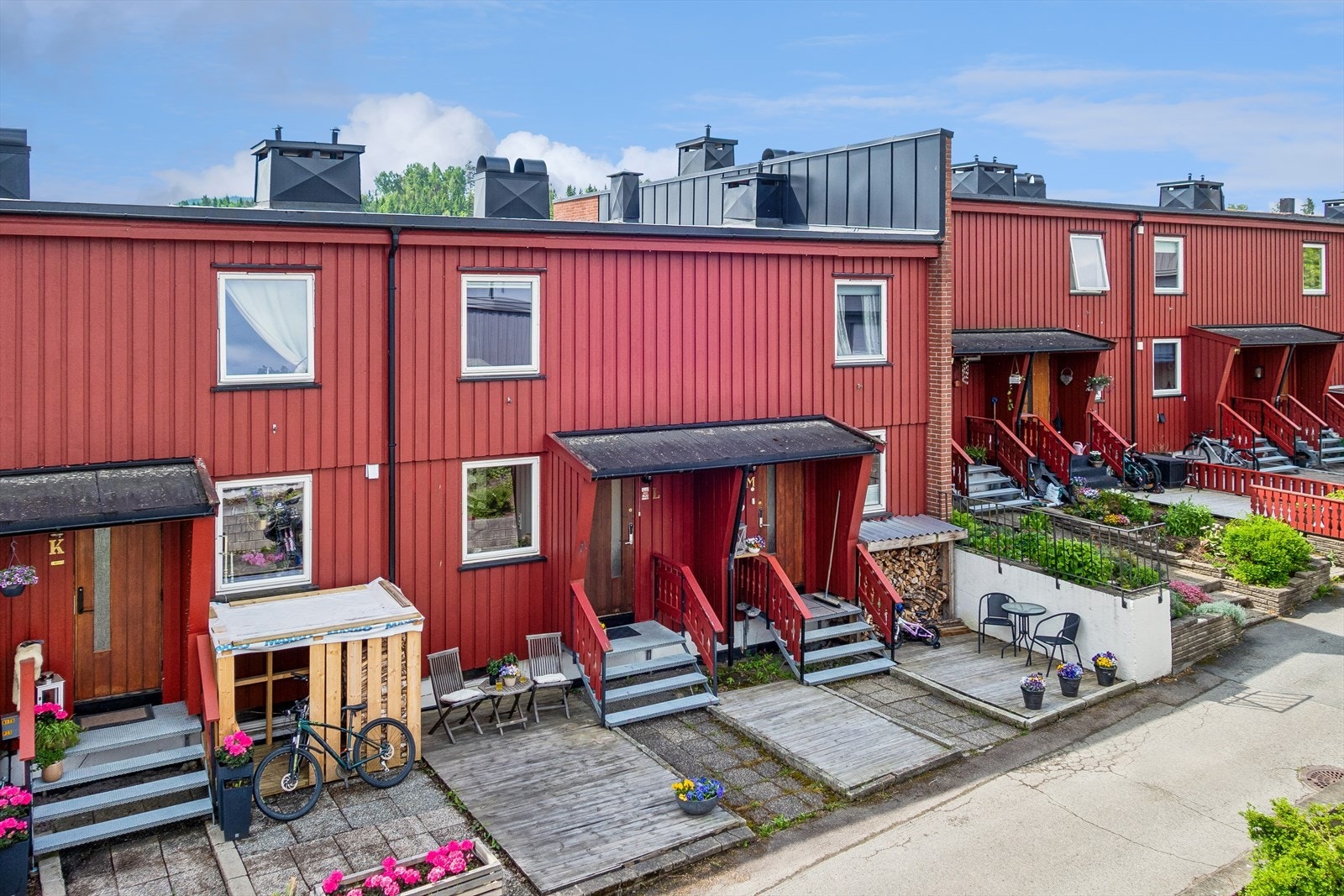 Her kan du vente deg et betydelig modernisert, innholdsrikt og lyst rekkehus over tre plan med fin uteplass, samt garasjeplass. Galleribilde