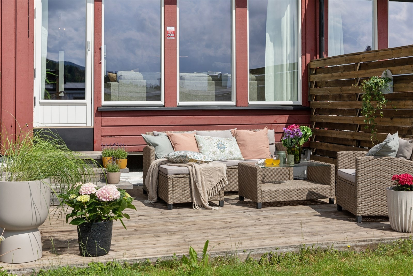 Uteområdet består en markterrasse med god plass til hagemøbler og grill, samt en gressplen. Galleribilde