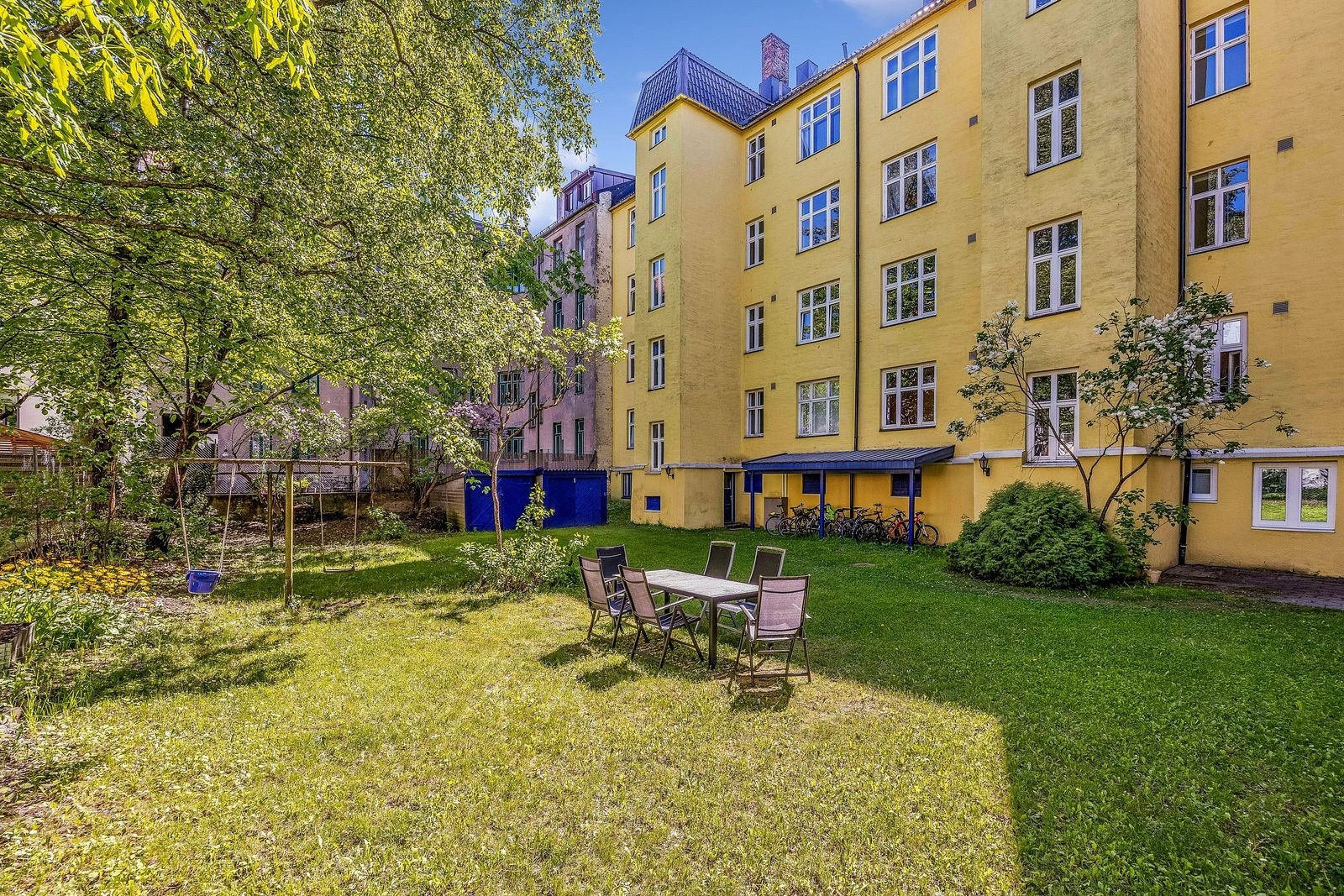 Hyggelig bakgård Galleribilde