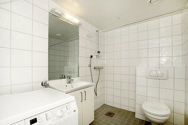 Pent flislagt bad med servant m/underskap, dusj, vegghengt wc, opplegg for vaskemaskin, varme i gulv Galleribilde