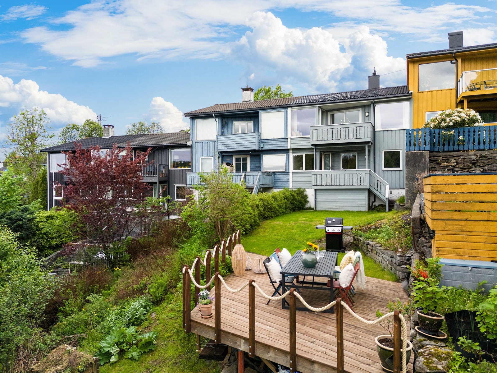 Hage og terrasse med gode solforhold Galleribilde