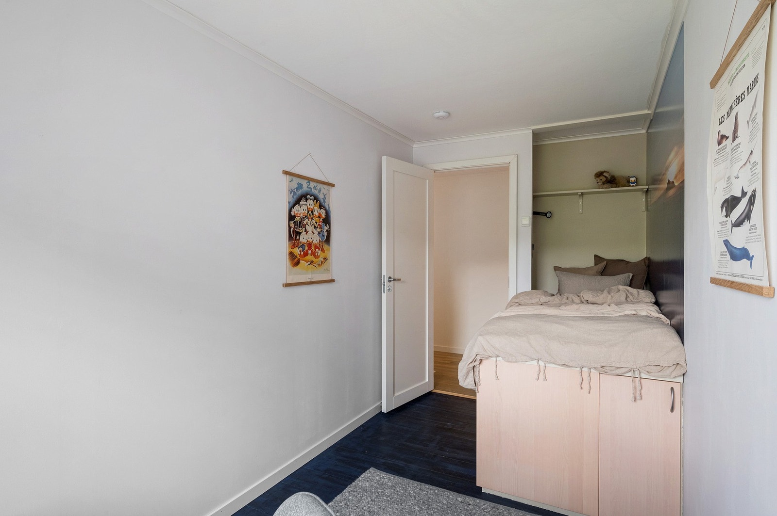 Dette rommet har plassbygget seng med god oppbevaring under Galleribilde