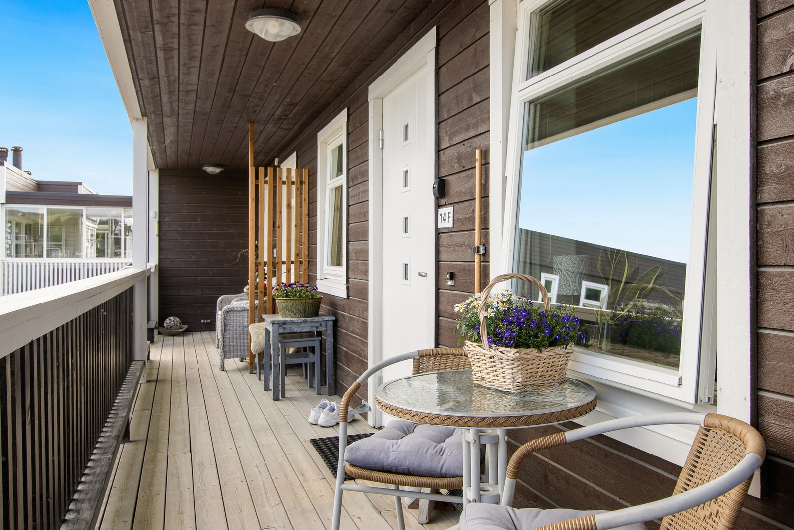 Østvendt svalgang. Her er det plass til å ta morgenkaffen. Galleribilde