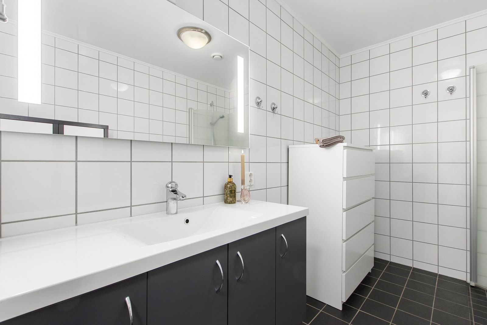 Romslig innredning på bad. Galleribilde