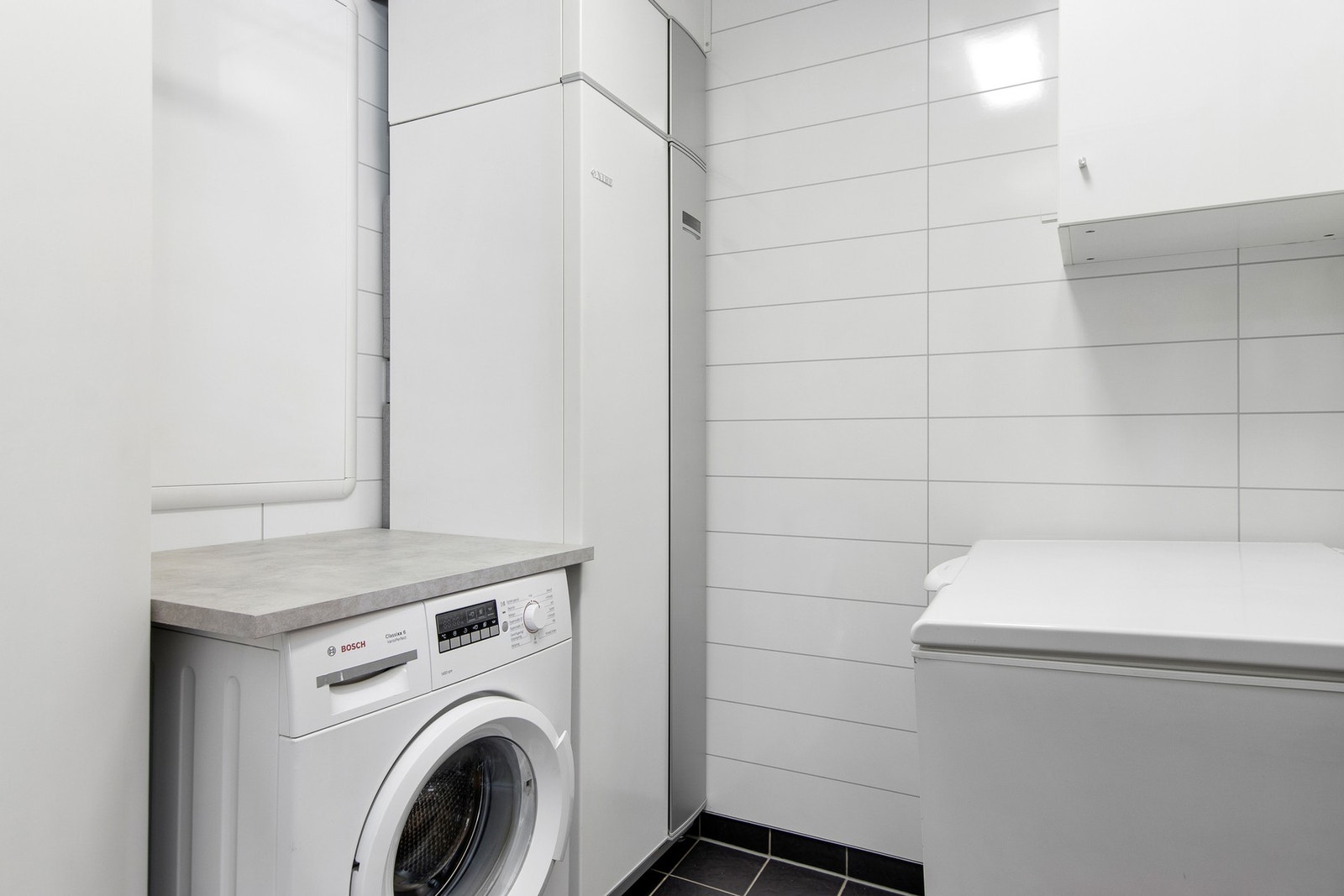 Vakserom og teknisk rom. Her står også Nibe varmepumpe som styrer ventilasjon og vannbåren varme - samt produsering av varmt vann. Nettopp byttet kompressor. Galleribilde