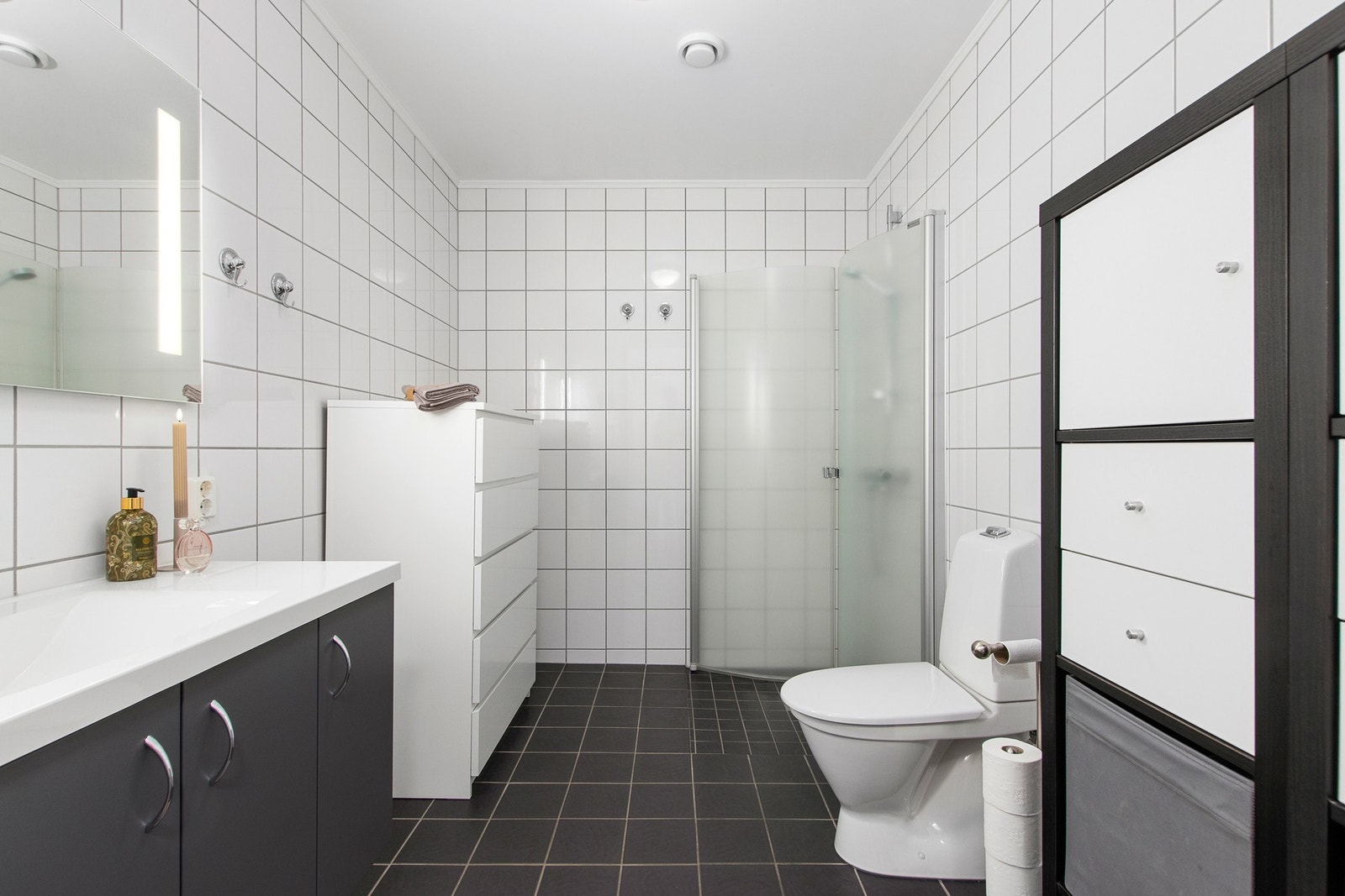 Romslig bad. Det er lagt opp for vaskemaskin både på bad og i bod/teknisk rom. Galleribilde