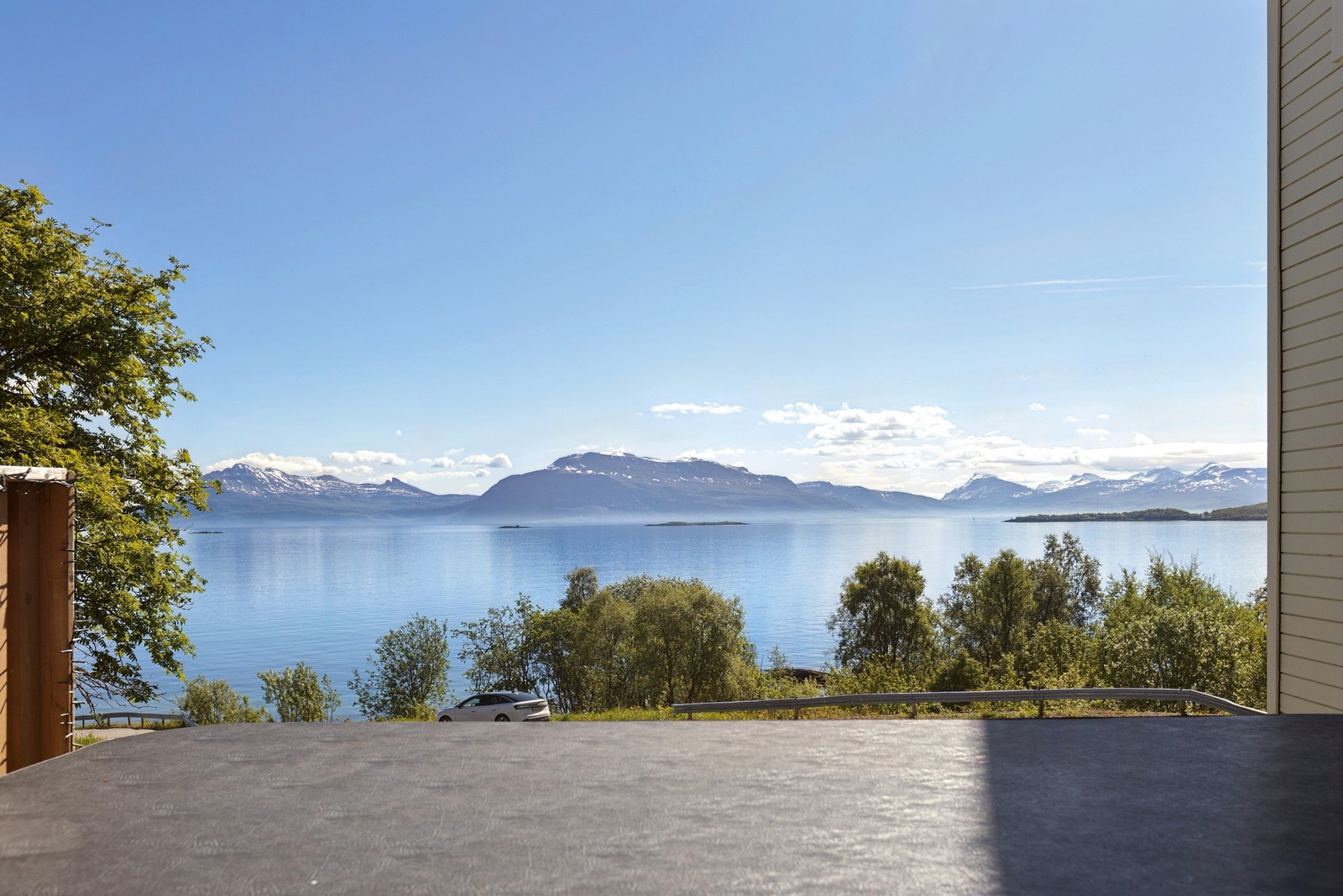 Fra eiendommen er det vid utsikt over fjorden og fjellene. Galleribilde