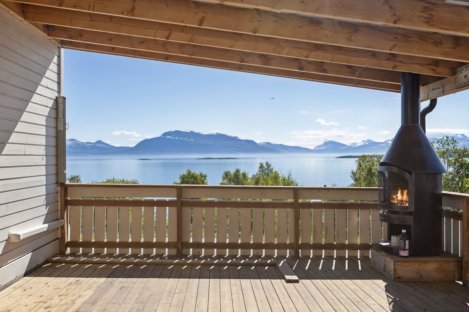 Fra terrassen på totalt 46 m² har du en innseilingen til byen. Utepeisen skaper en lun atmosfære på kveldene. Galleribilde