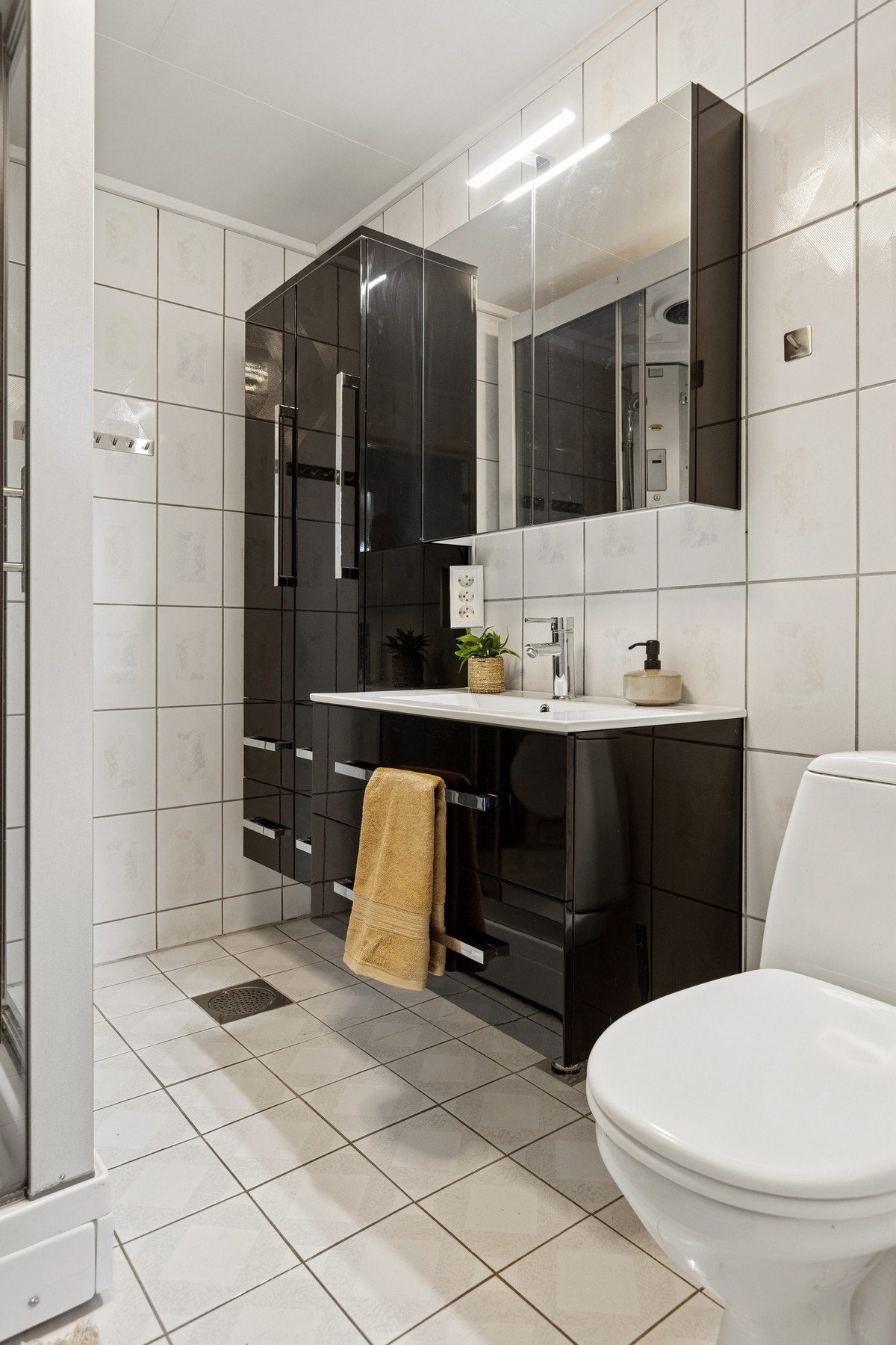 Badet i andre etasje har innredning med heldekkende servant, skap og speil med belysning. Galleribilde