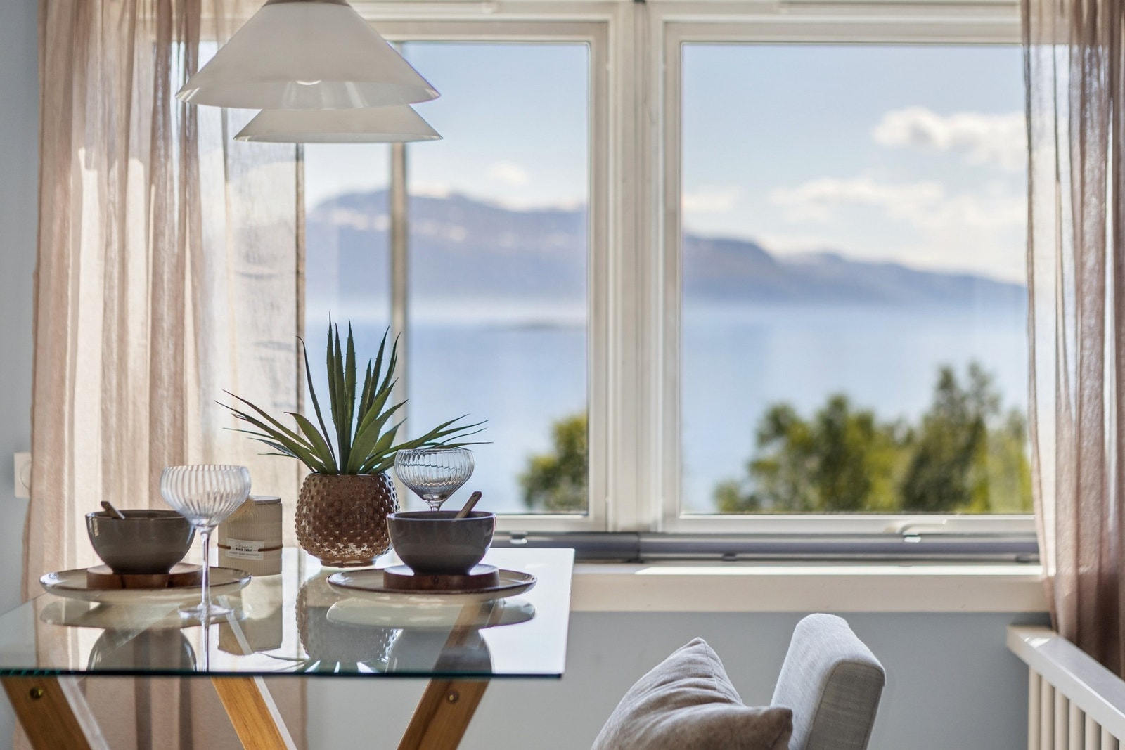 Fra spiseplassen kan du nyte utsikten over fjorden. Galleribilde