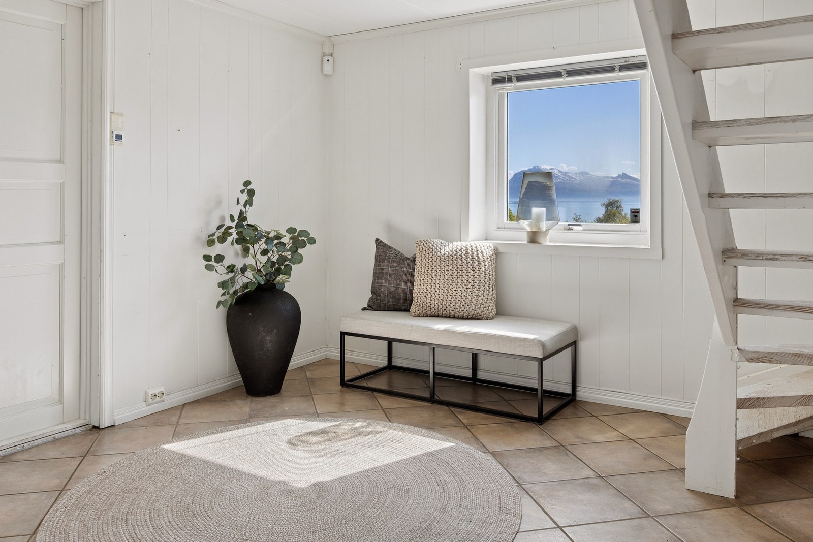 Hallen i underetasjen har flislagt gulv og trapp opp til første etasje. Galleribilde