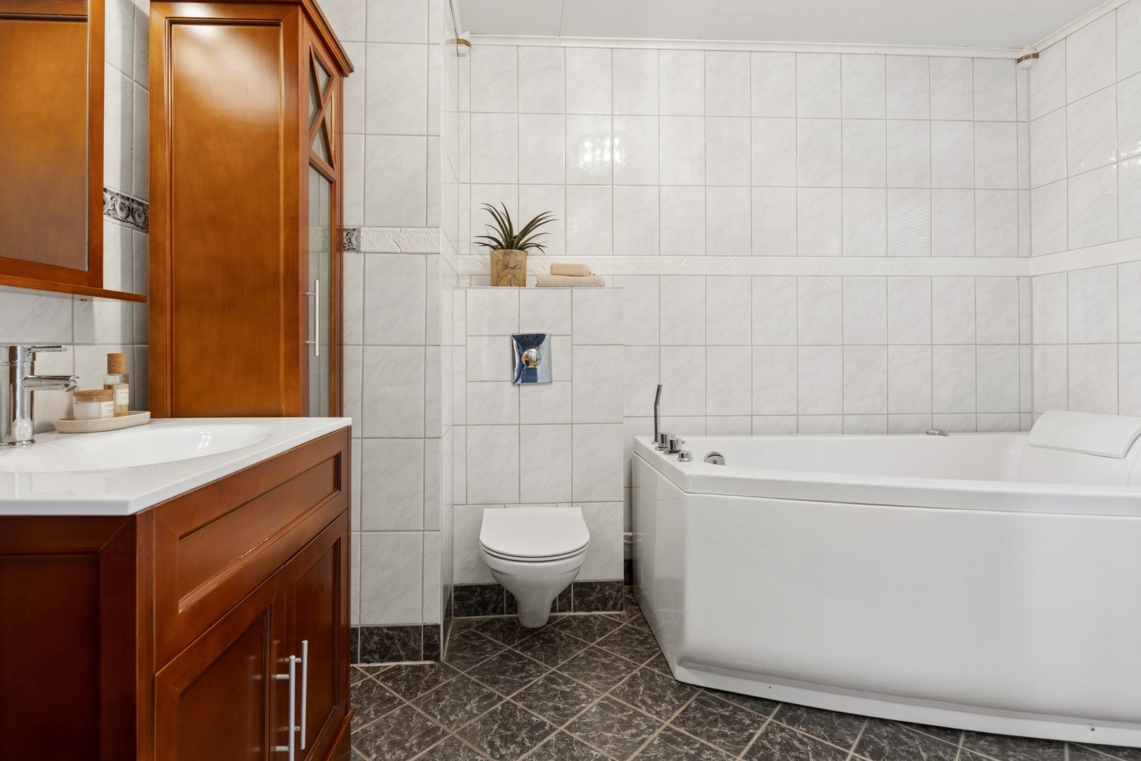 Badet i første etasje er utstyrt med badekar og vegghengt toalett. Galleribilde