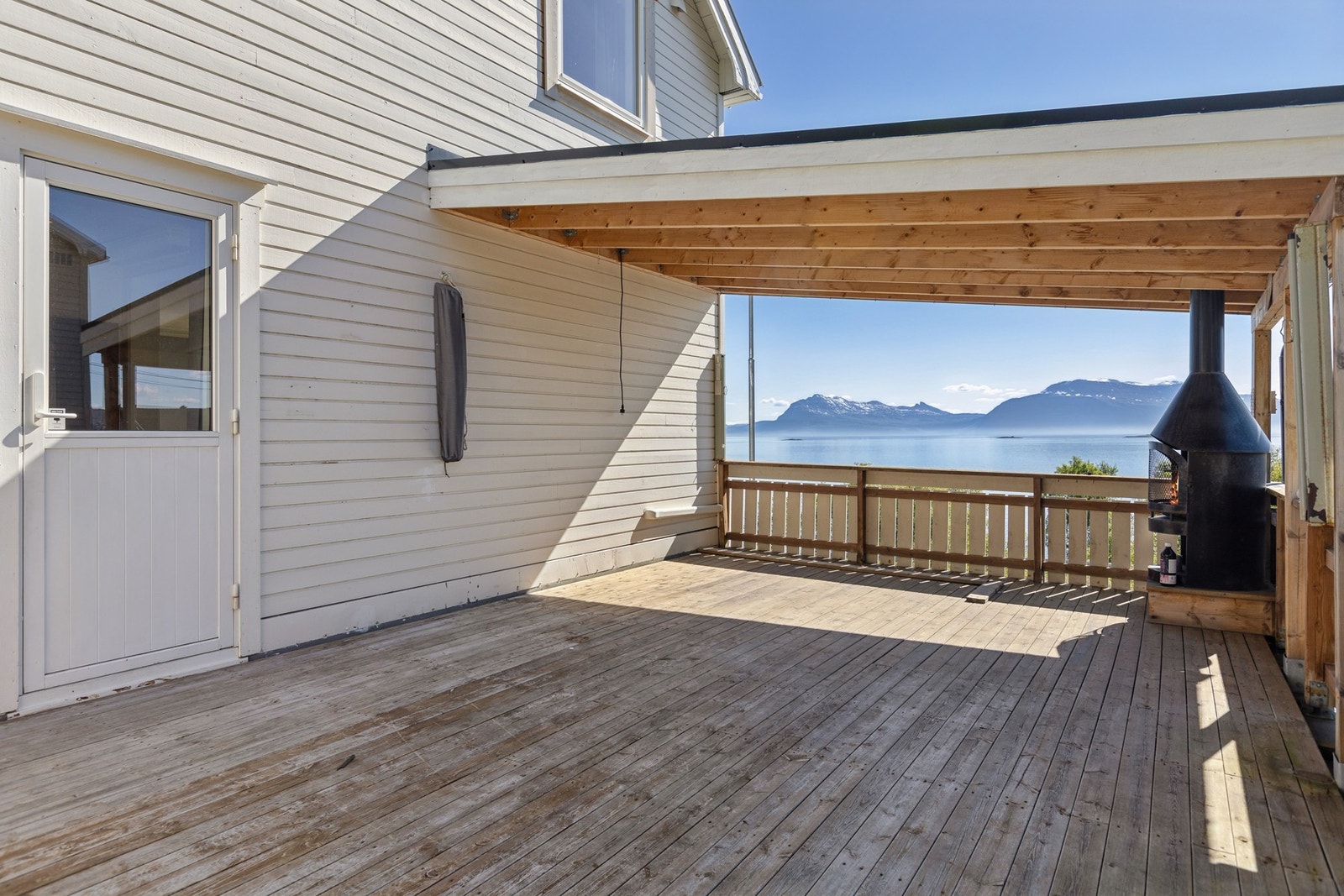 Stor terrasse på taket av garasjen. Galleribilde