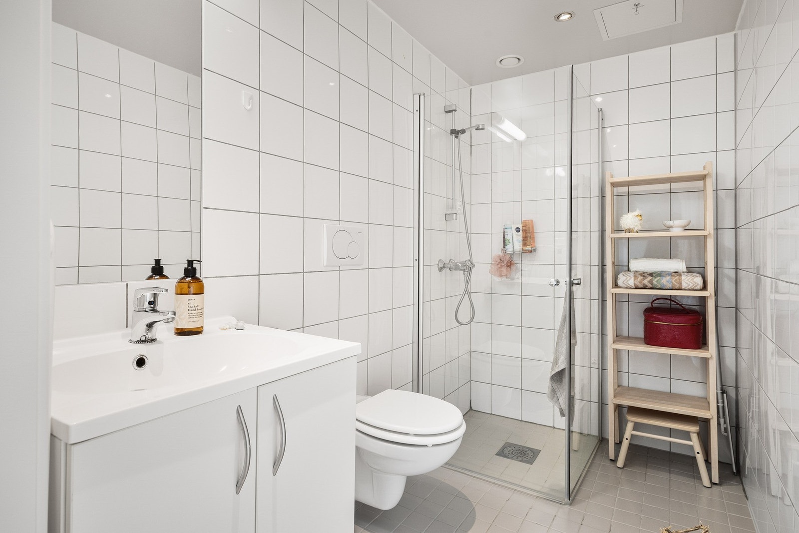Hybelen har flislagt bad med gulvvarme. Badet har varmekabler med ny varmekabelregulator i 2022. Nye dusjvegger i 2020 Galleribilde