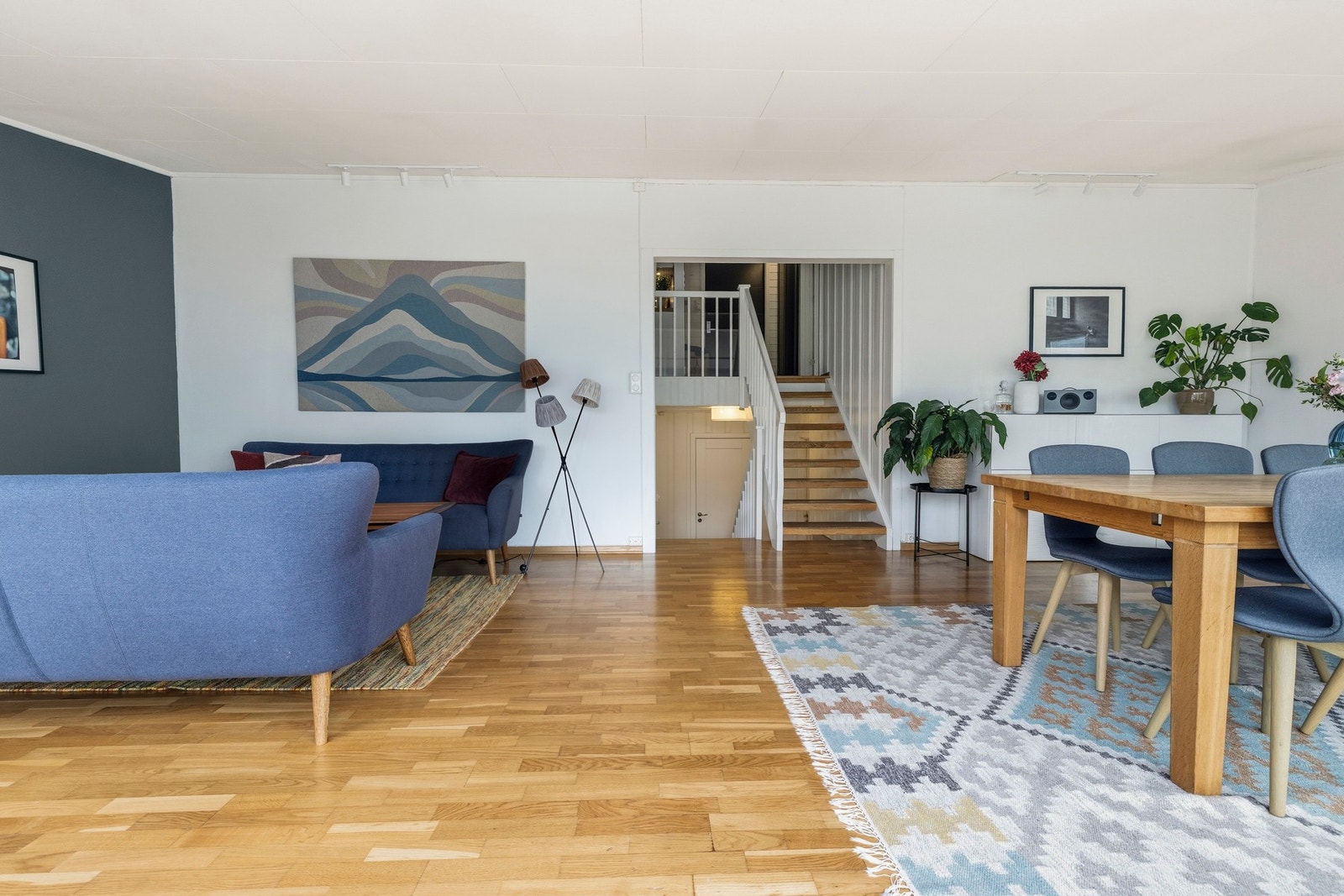 Stuen har god plass til både en sofagruppe med tilhørende møblement, samt en spisestue. Galleribilde