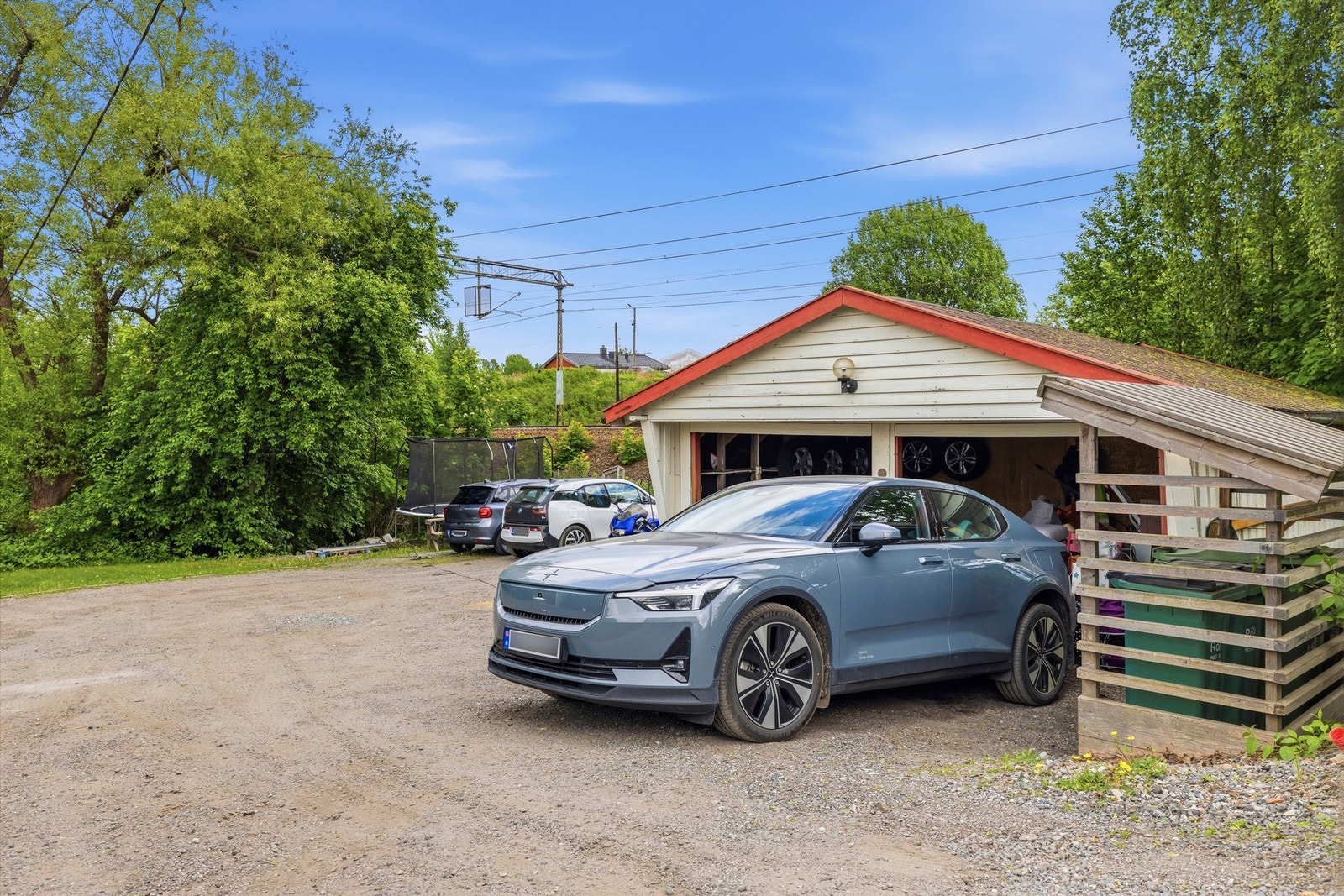 Boligen disponerer en biloppstillingsplass i carport. I tillegg er det parkeringsplasser på en felles gruset gårdsplass. Galleribilde