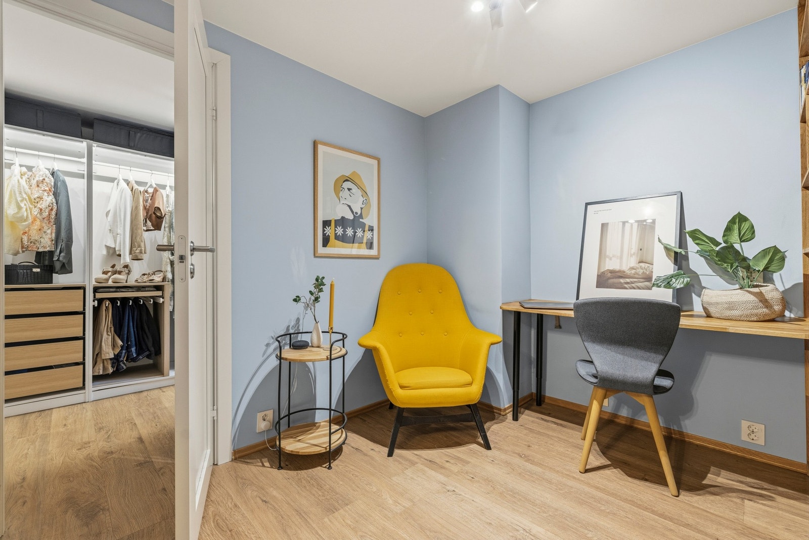 Innenfor kontoret er en bod innredet som et garderoberom. Galleribilde