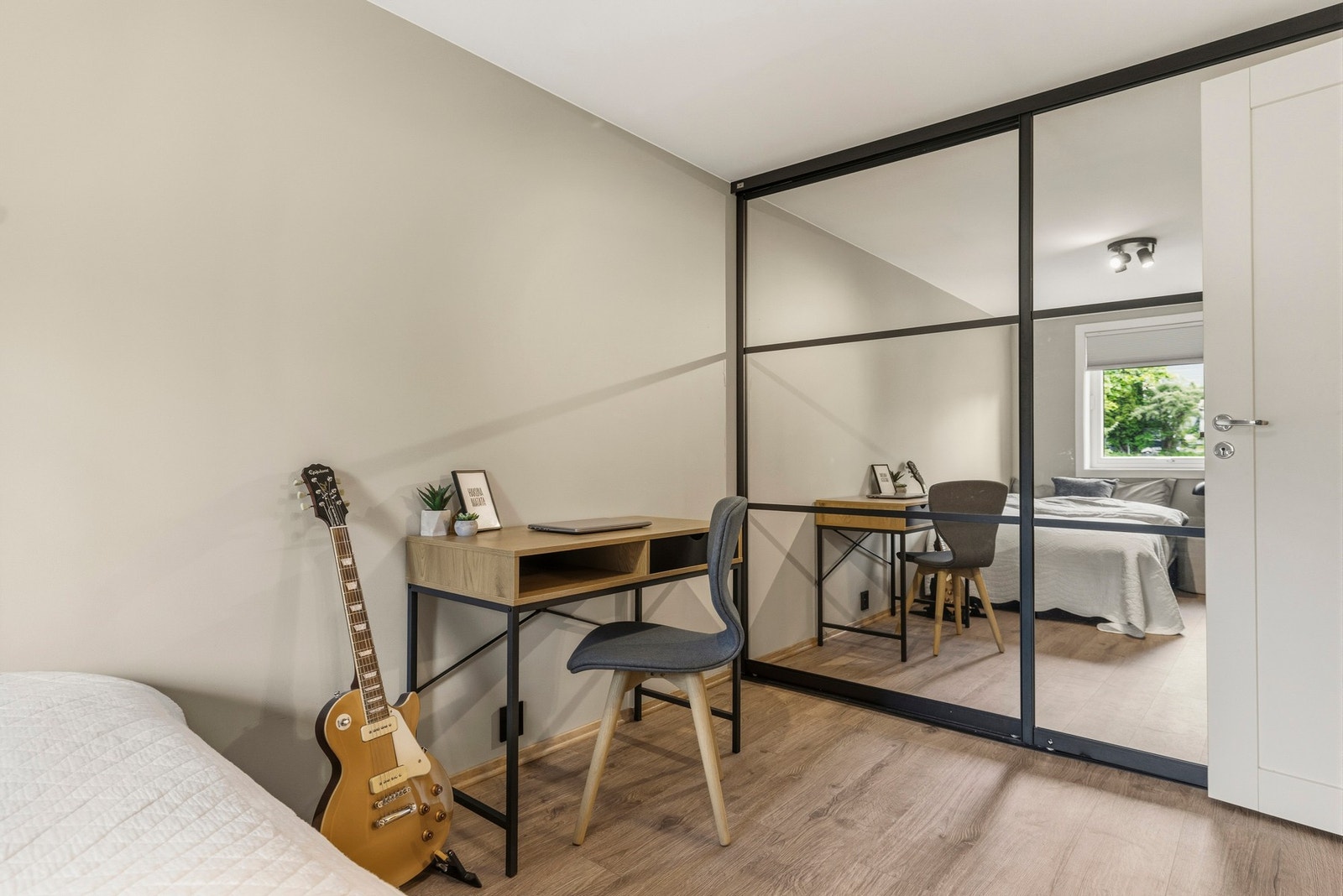 Rommet har en en praktisk skyvedørsgarderobe med speilfronter. Galleribilde