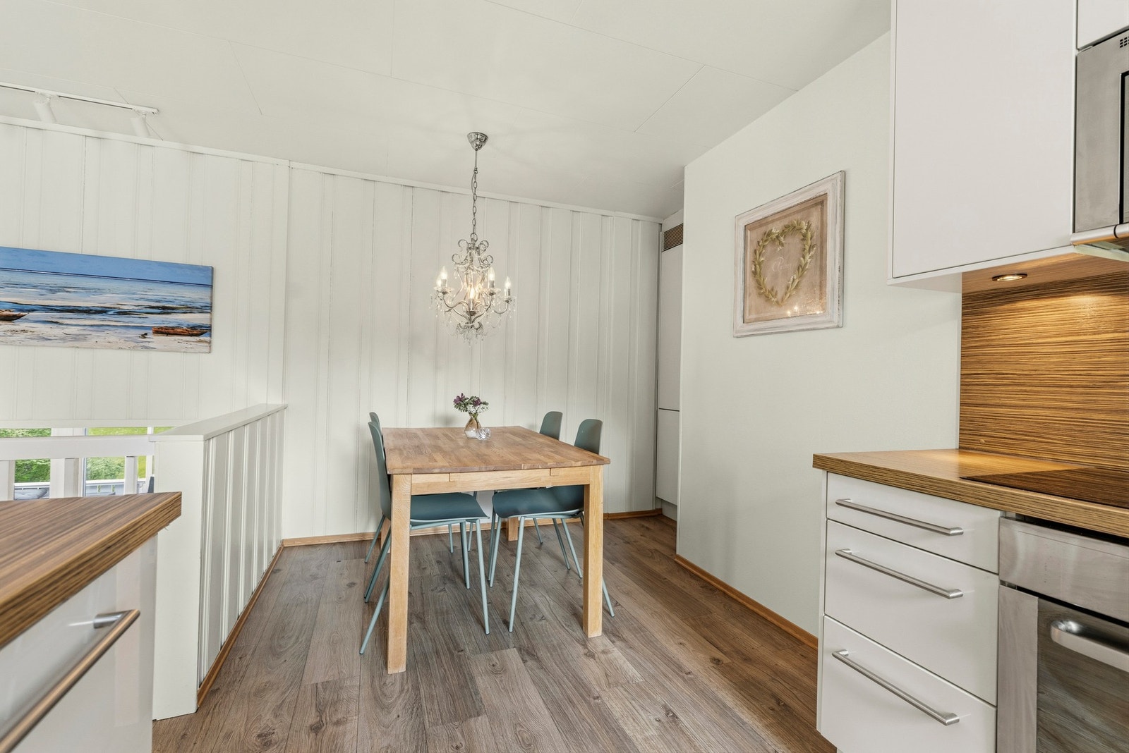 Kjøkkenet har plass til et kjøkkenbord. Galleribilde