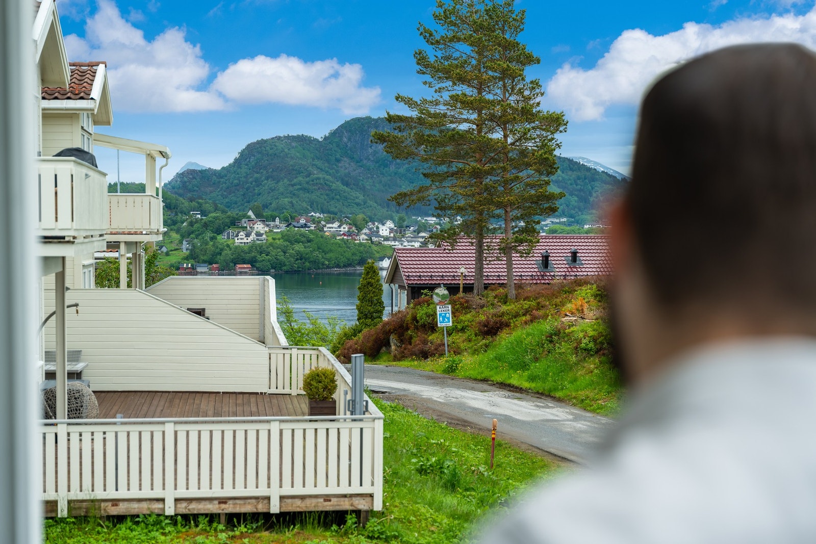 Sjøgløtt og fjellutsikt fra balkongen er det også! Galleribilde