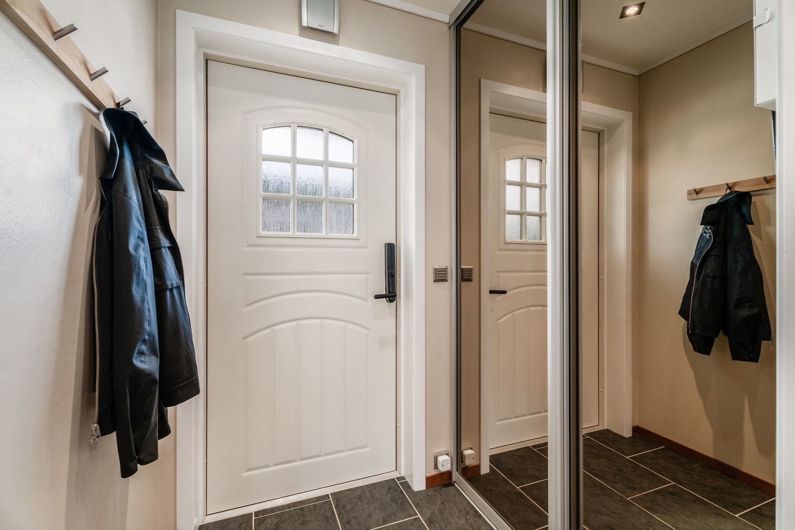 Velkommen inn! Entréen er utstyrt med elektriske varmekabler i gulv samt en praktisk skyvedørsgarderobe. Nøkkelfri adkomst med kodelås. Galleribilde