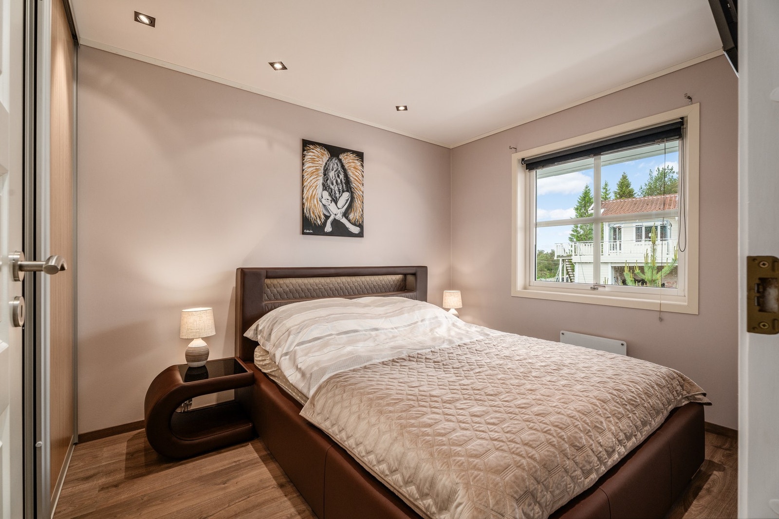 Hovedsoverommet fremstår som lunt med behaglige toner på vegg og gulv. Galleribilde
