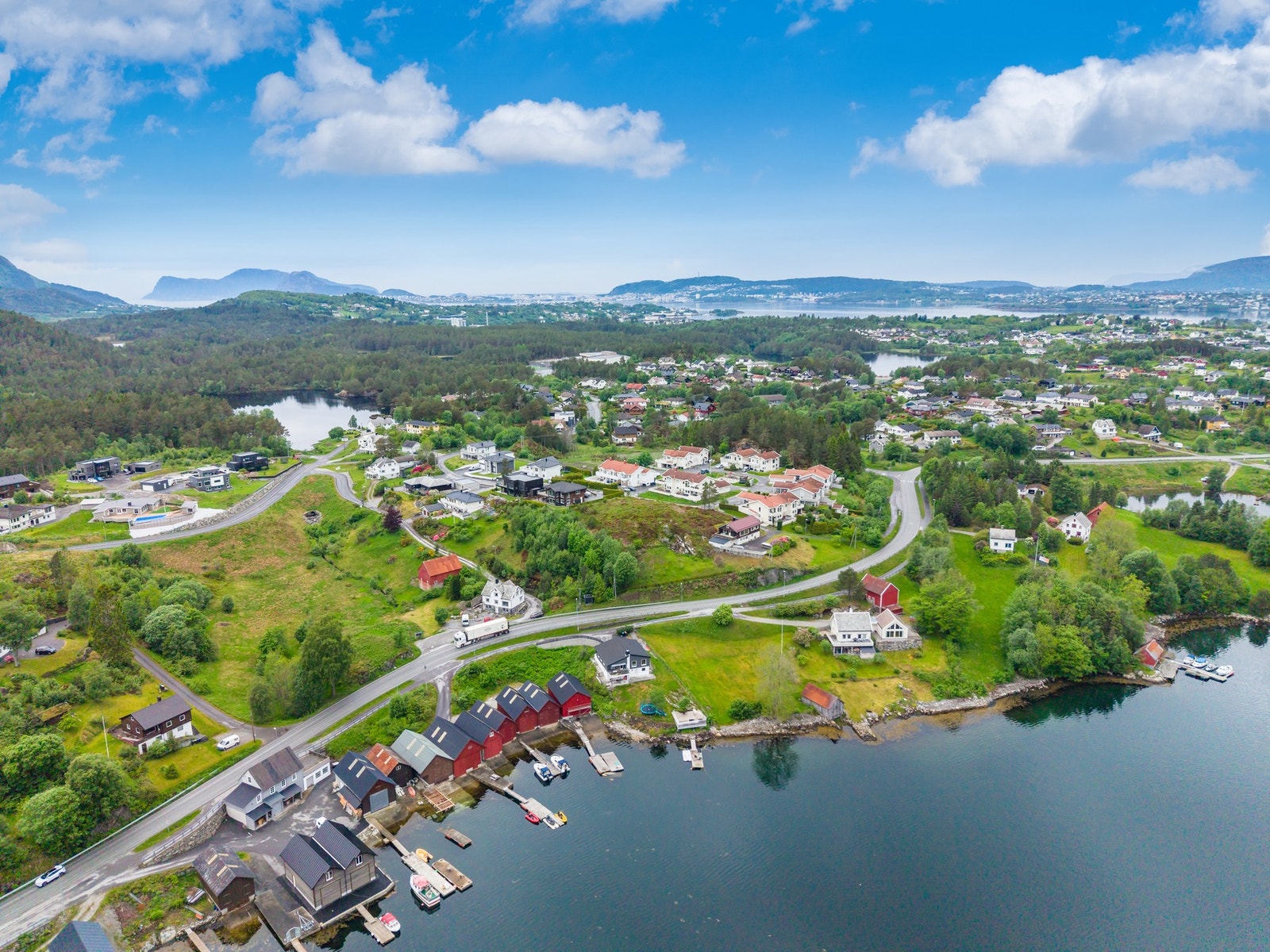 Fra eiendommen er det nærhet til flotte naturområder og turstier, som stien opp til Fiskarstrandhyttene, Raudåvatnet og Gjølvatnet. Galleribilde