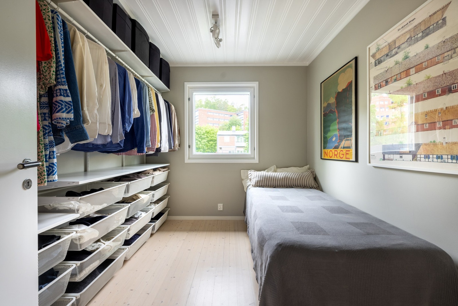 Soverom 2 er romslig med åpen garderobe på hele langveggen. Ellers plass til seng og skrivebord. Galleribilde