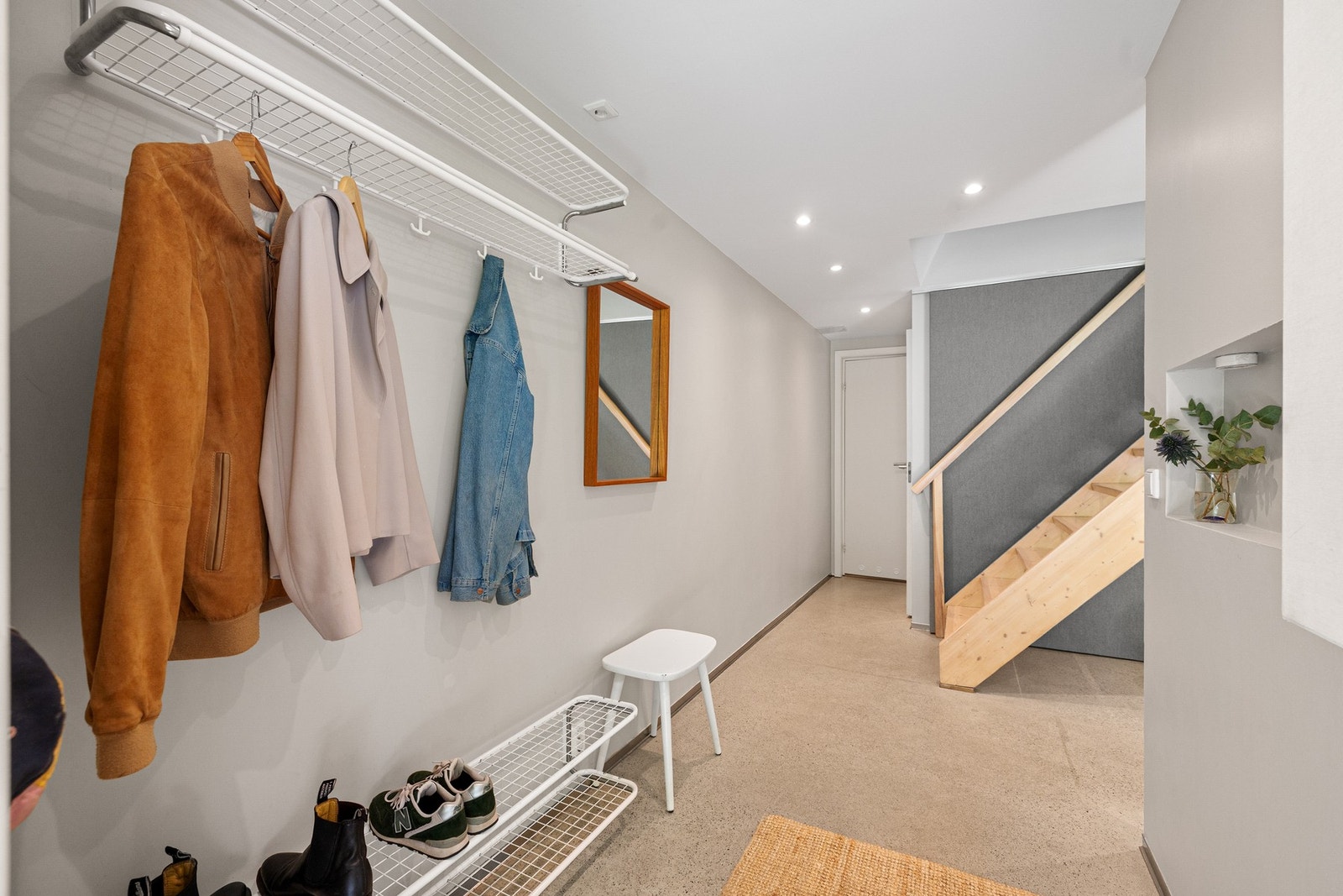 Romslig entré med plass til garderobe. Galleribilde