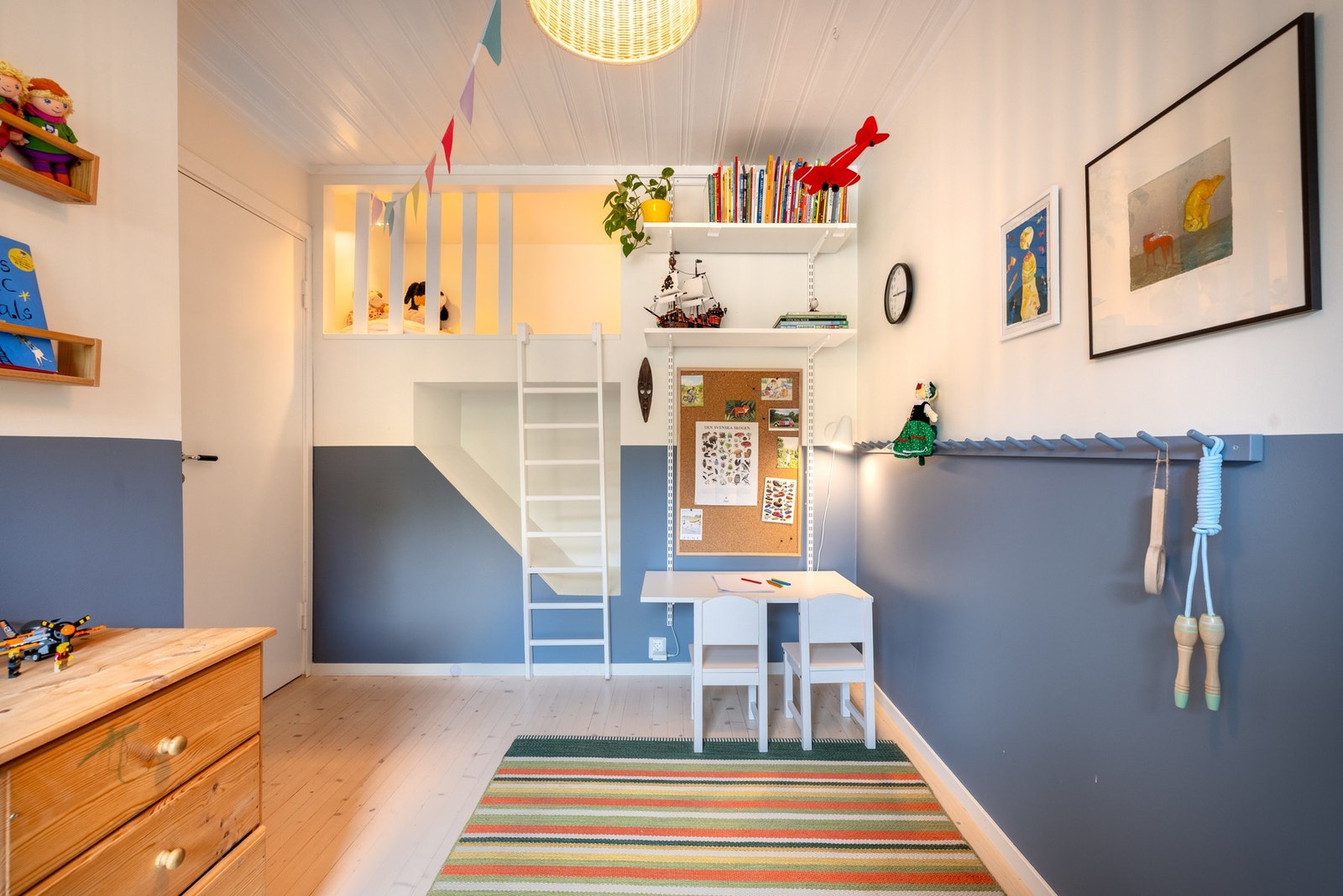 Her har du også en liten hule med plass til leker og med hems over til glede for de små. Galleribilde